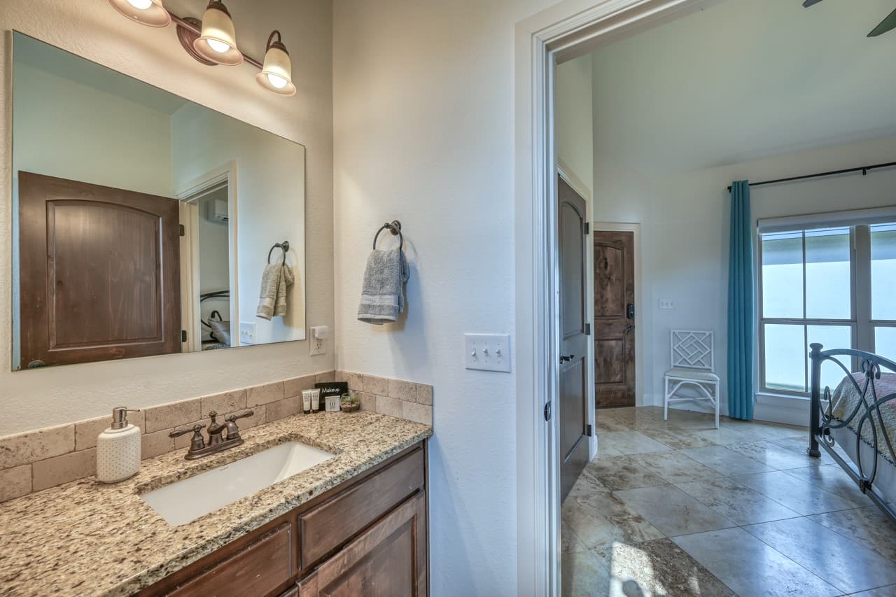Guest house - Full bath w/shower and toilet