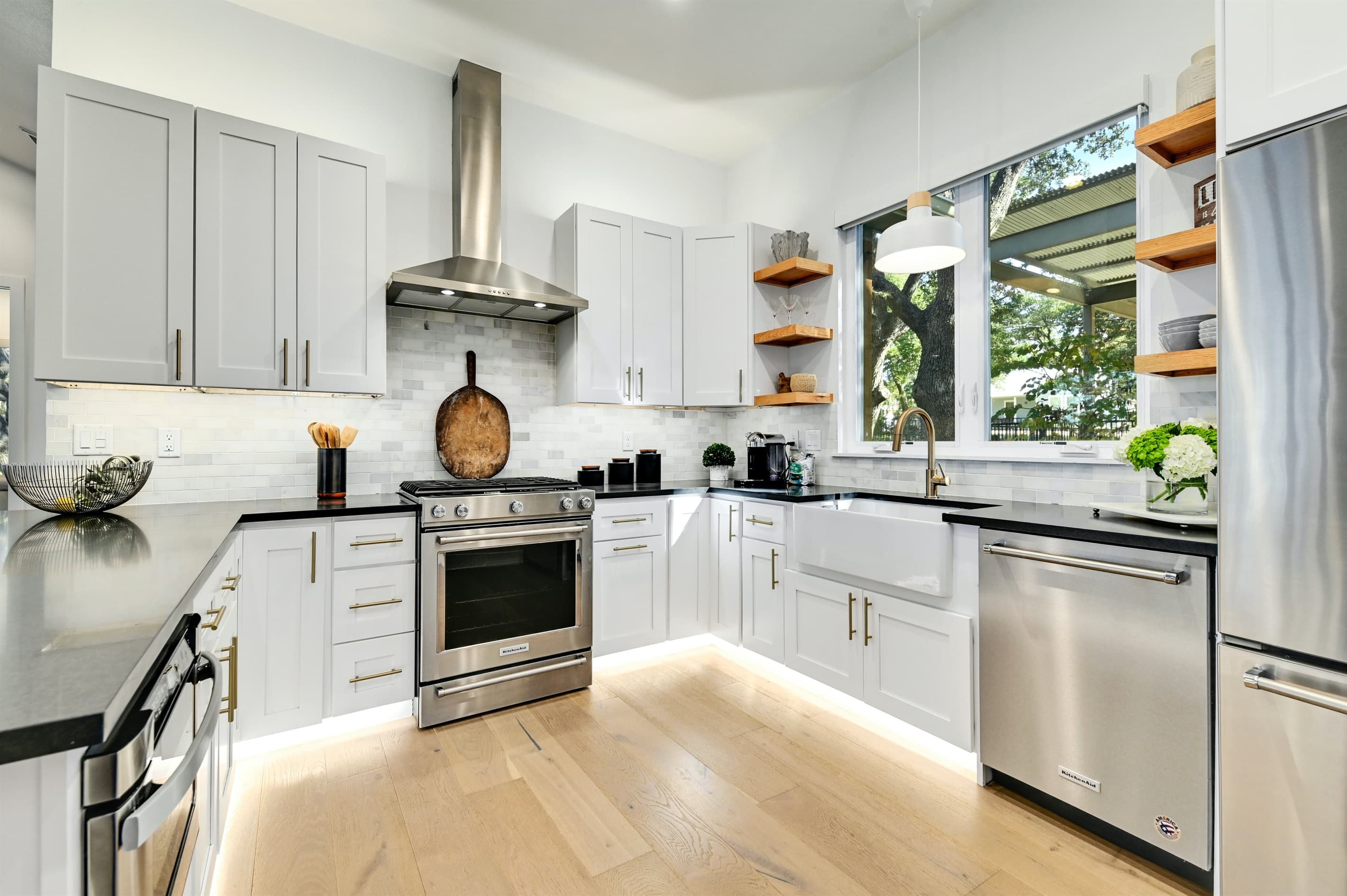 Large kitchen with gourmet appliances