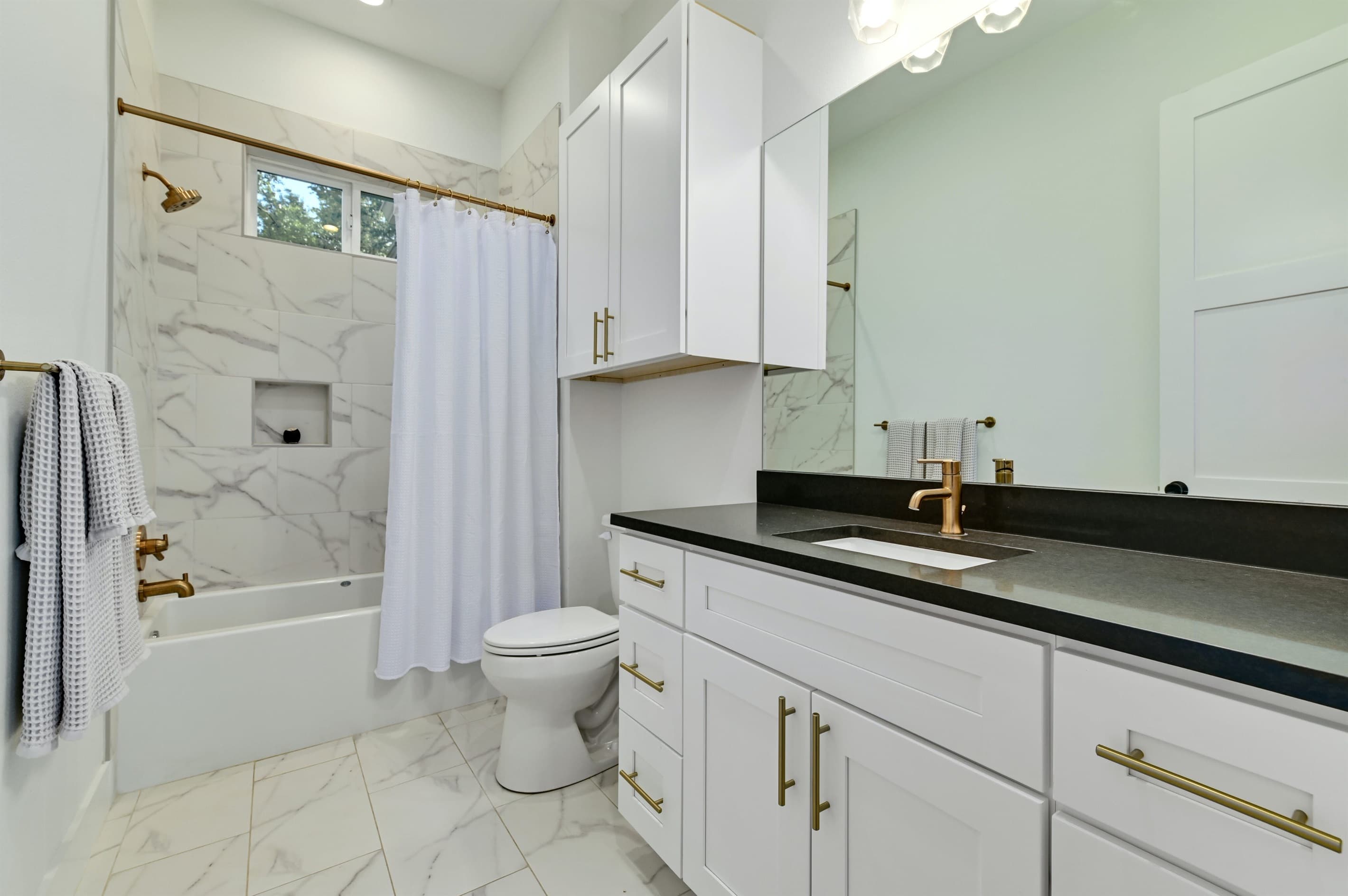 Full Hall Bath
