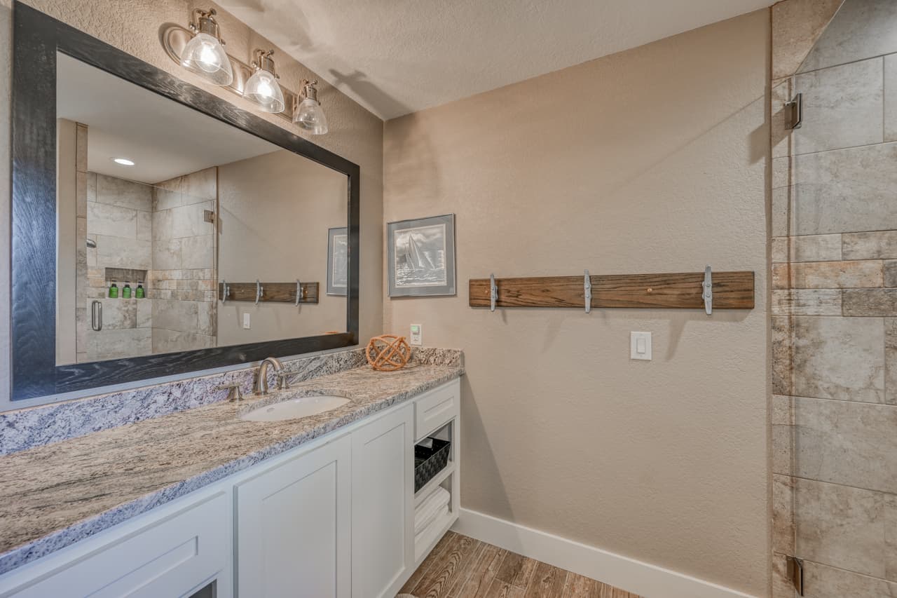 Upper Level - Bedroom 4 ensuite bath