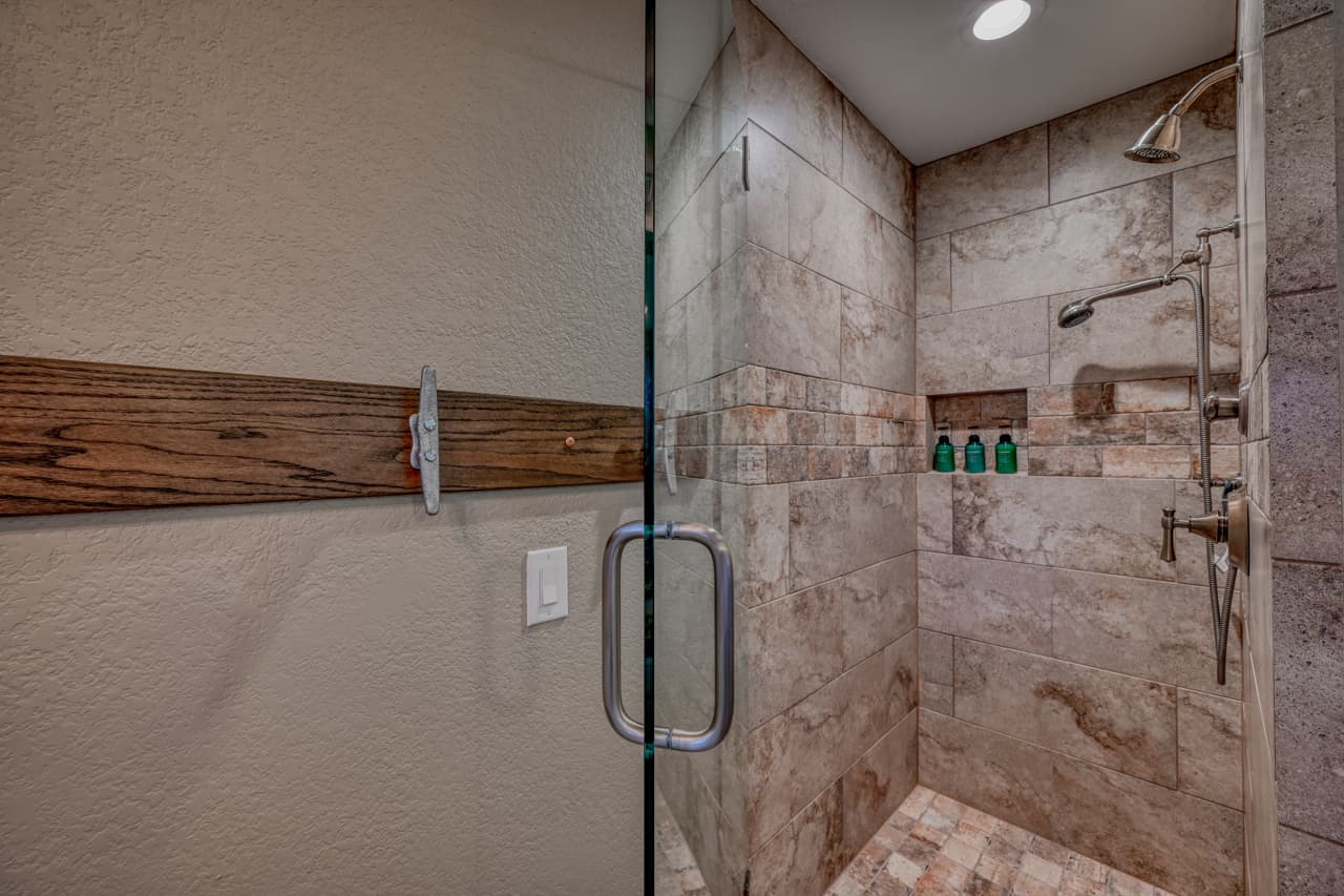 Upper Level - Bedroom 4 ensuite bath