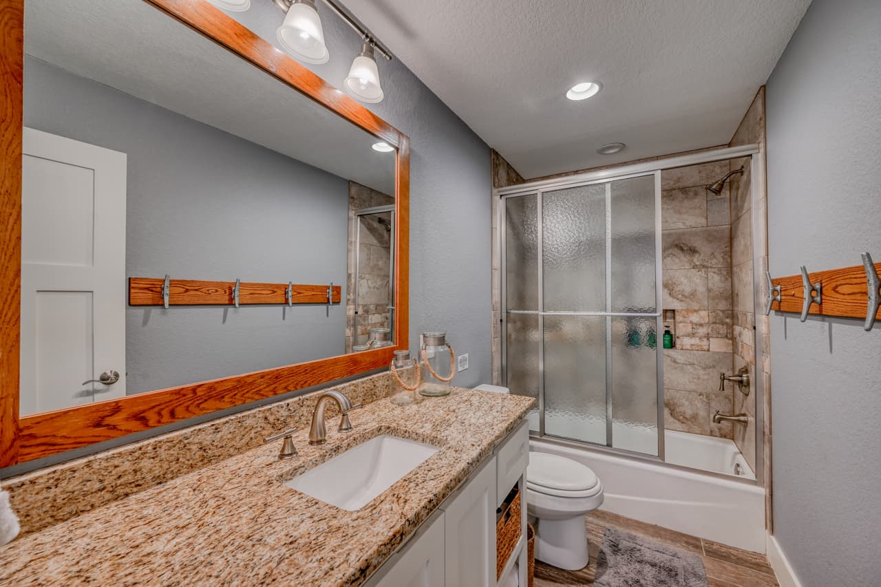 Upper Lovel - Hallway Bath with Tub and Shower
