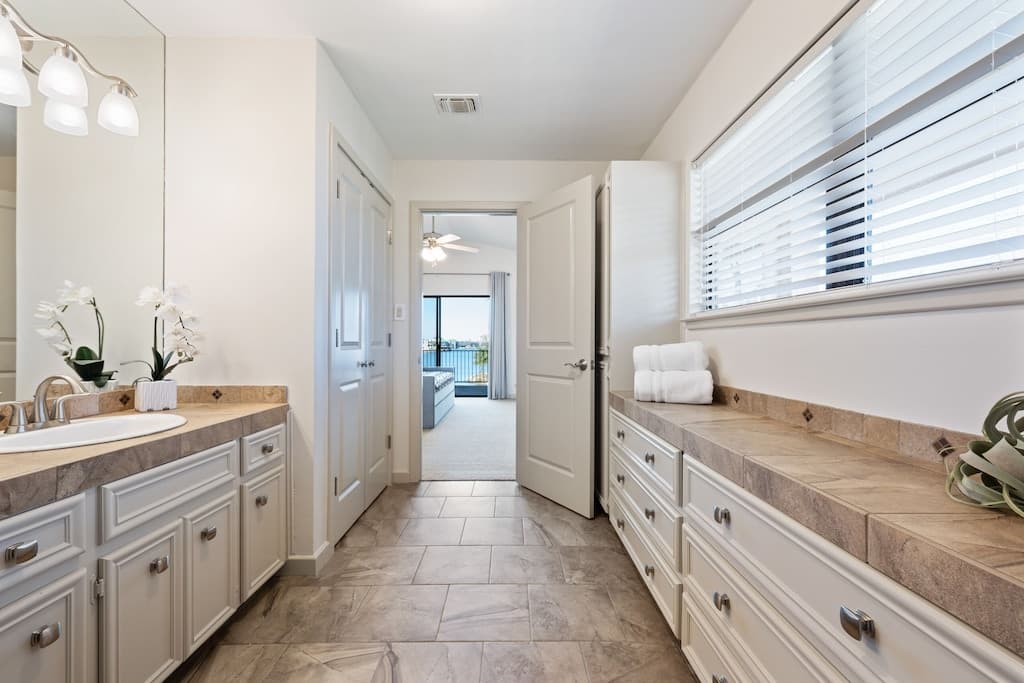 King bedroom 1 - large full bathroom