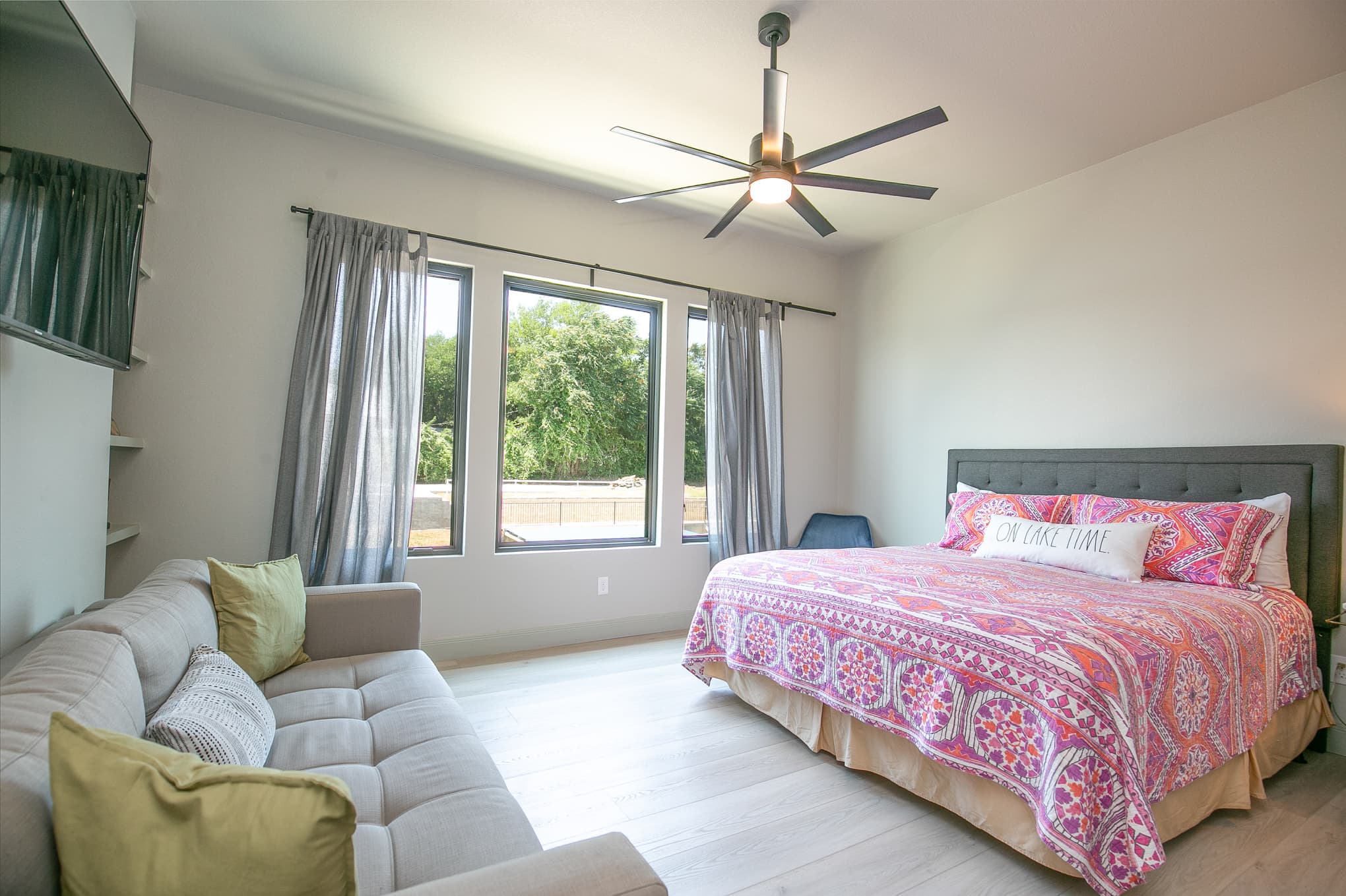 Bedroom 2 - Primary w/ensuite bathroom and pull out sofa