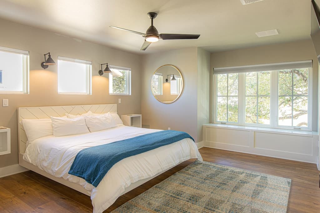 Turquoise room - King bed