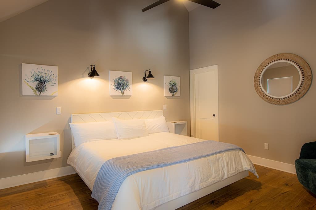Lavender room - King Bed