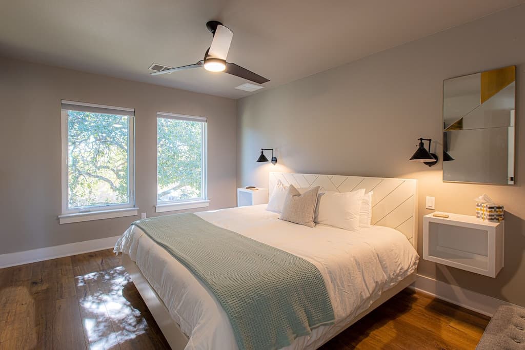 Seafoam Room - King bed
