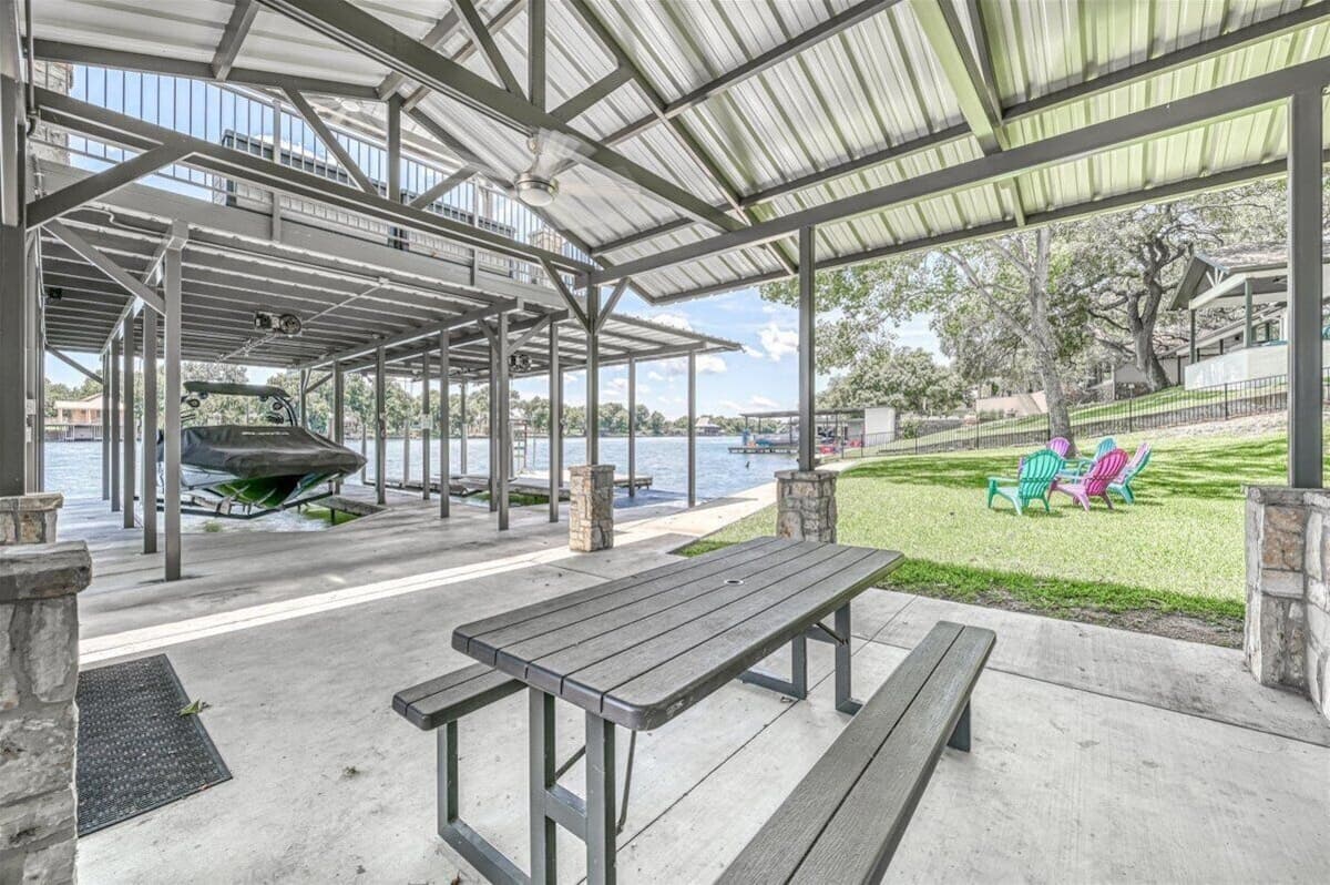 Enjoy your lunch or dinner by the lake