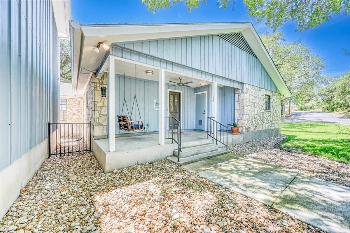 Entrance to Lake Daze (main home)