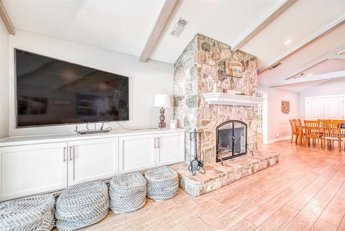 Lake Daze - fireplace (not for use) and large Smart TV