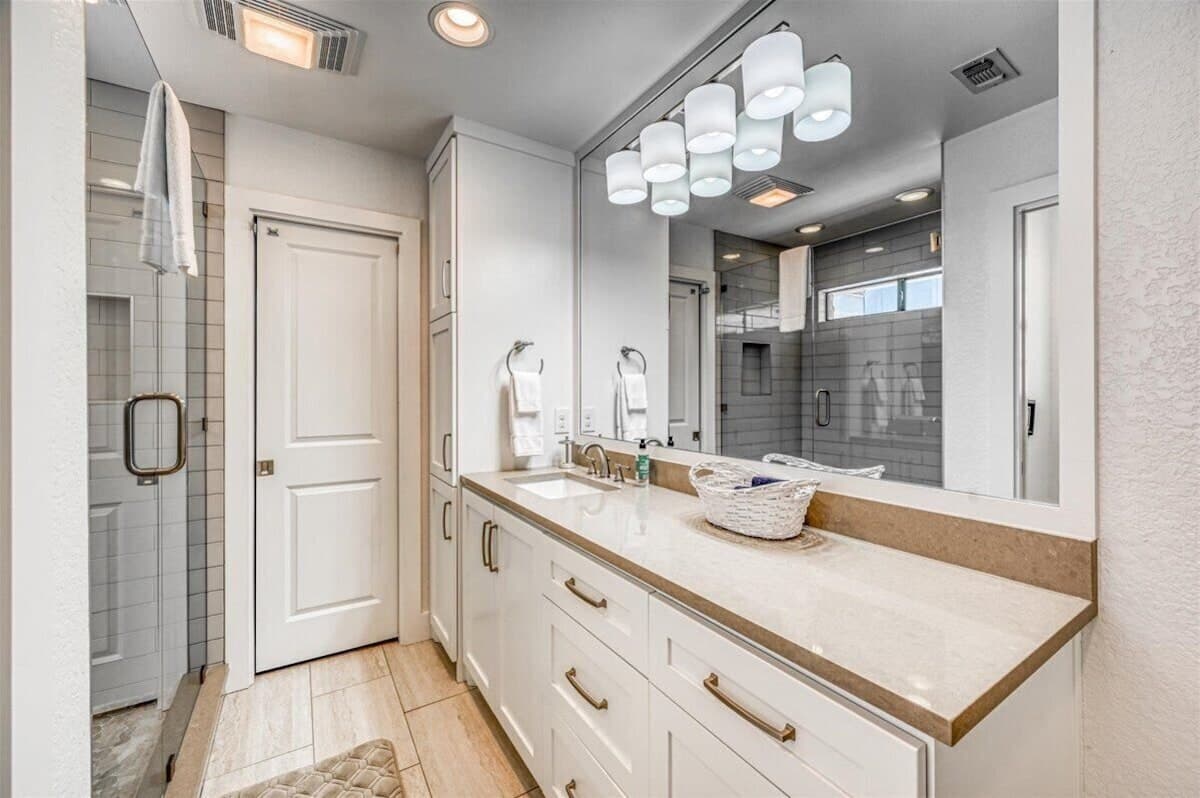 Lake Daze - Primary ensuite bathroom 