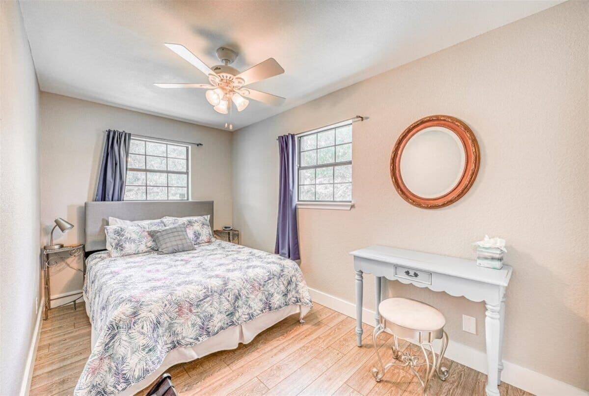 Lake Daze - Bedroom 2- Queen bed with desk