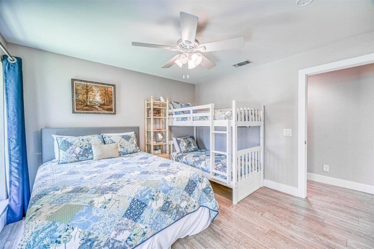 Lake Daze - Bedroom 3 - queen bed with twin bunks