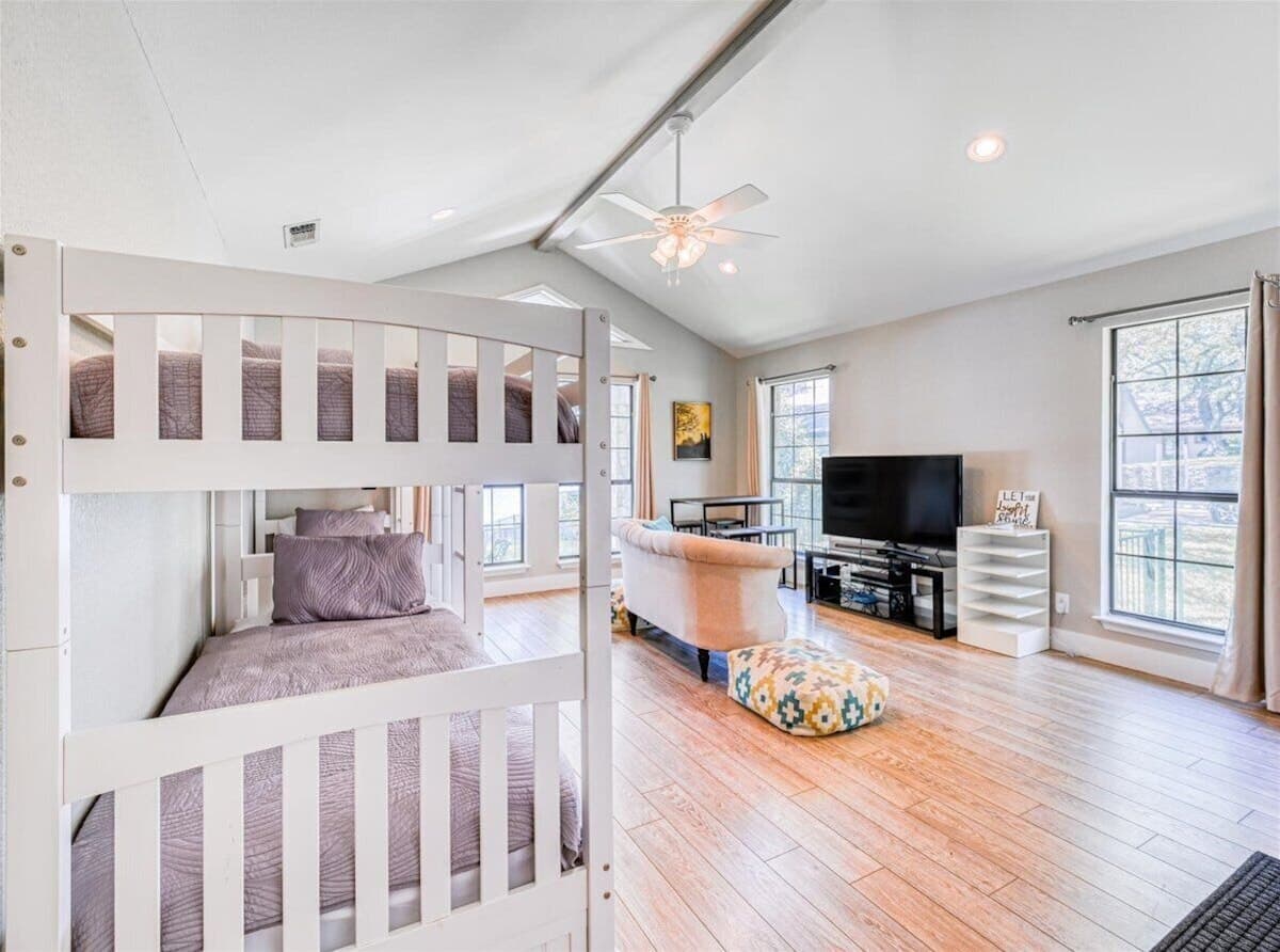 Lake Daze - Bunkroom with 2 twin bunks /trundle beds - smart TV and game table