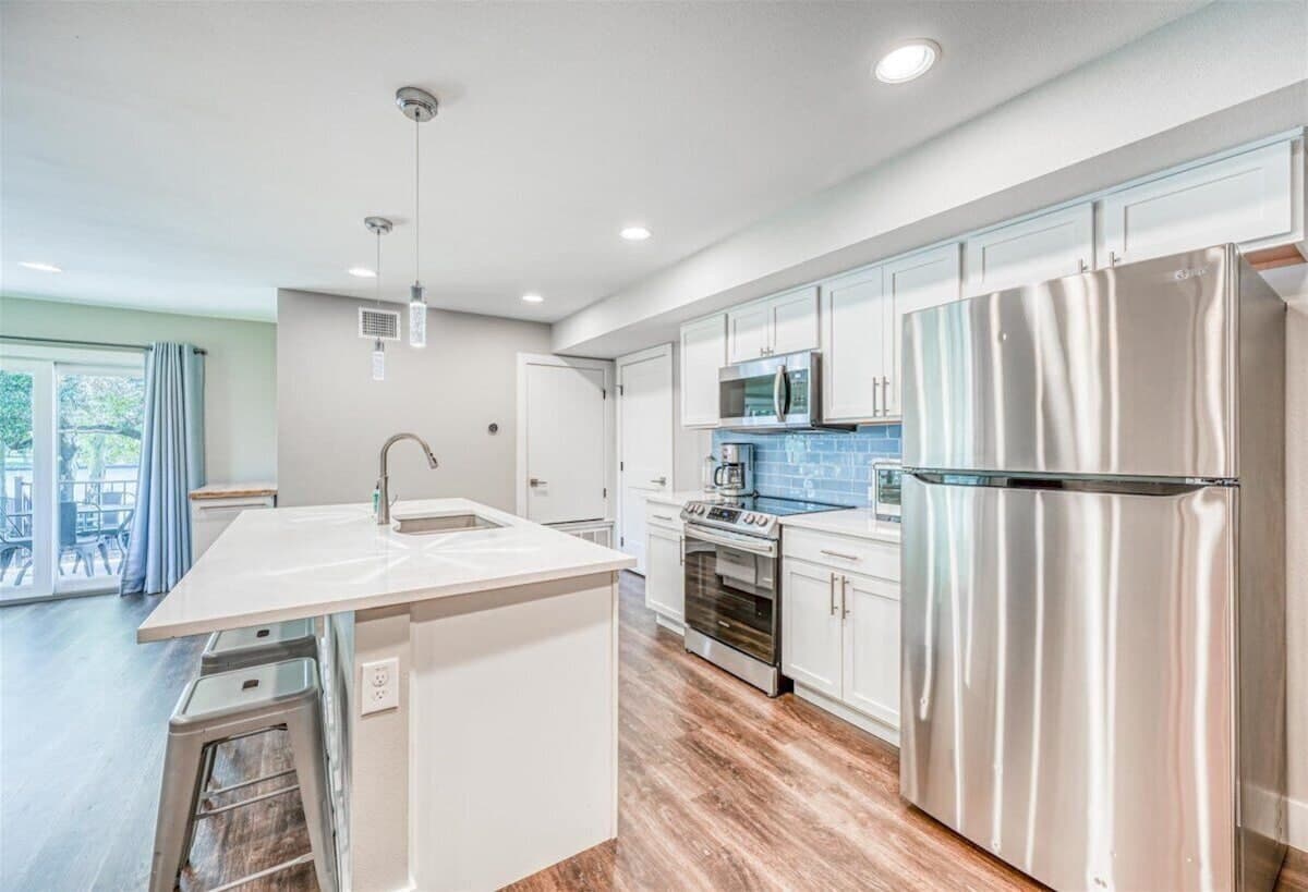 Bunkhouse - Fully stocked kitchen w/ bar seating and breakfast nook