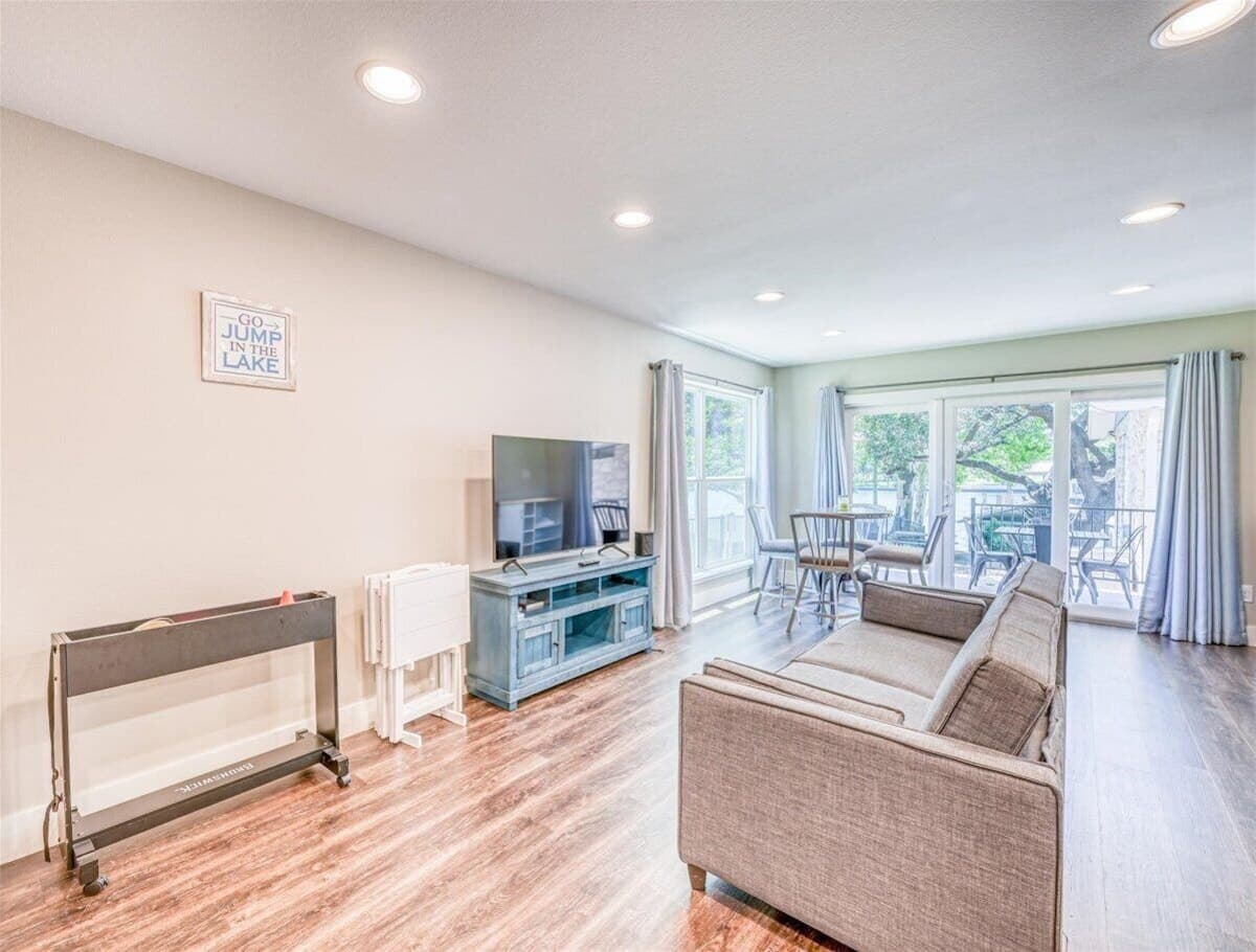 Bunkhouse - Smart TV, breakfast nook and outdoor patio overlooking the lake