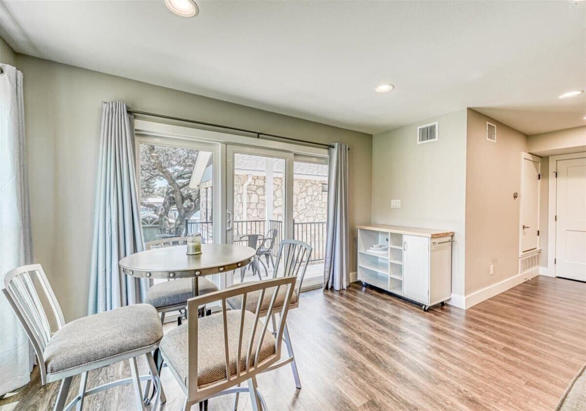 Bunkhouse - Breakfast nook and washer dryer
