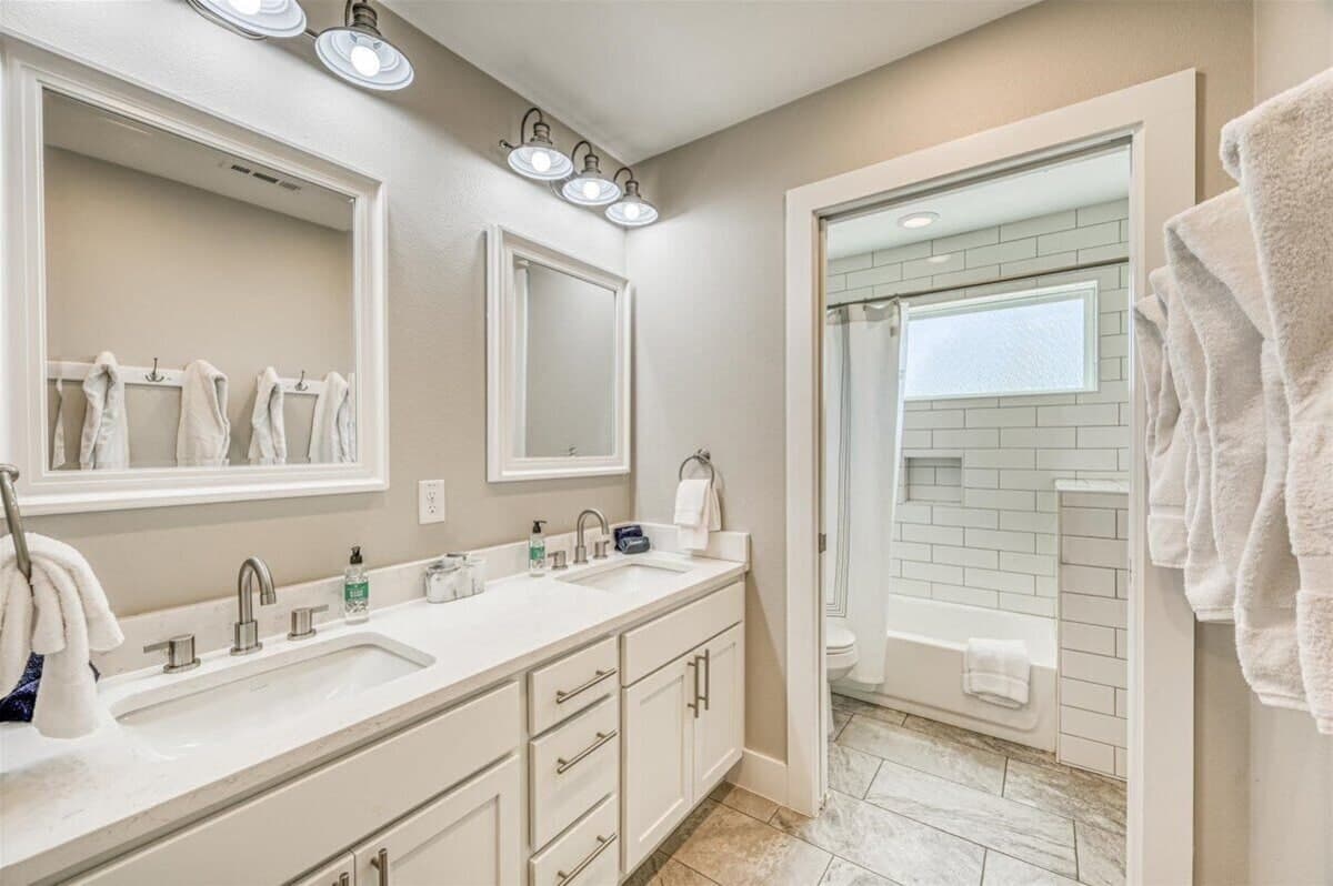 Bunkhouse - Full bathroom with double sinks, tub and shower