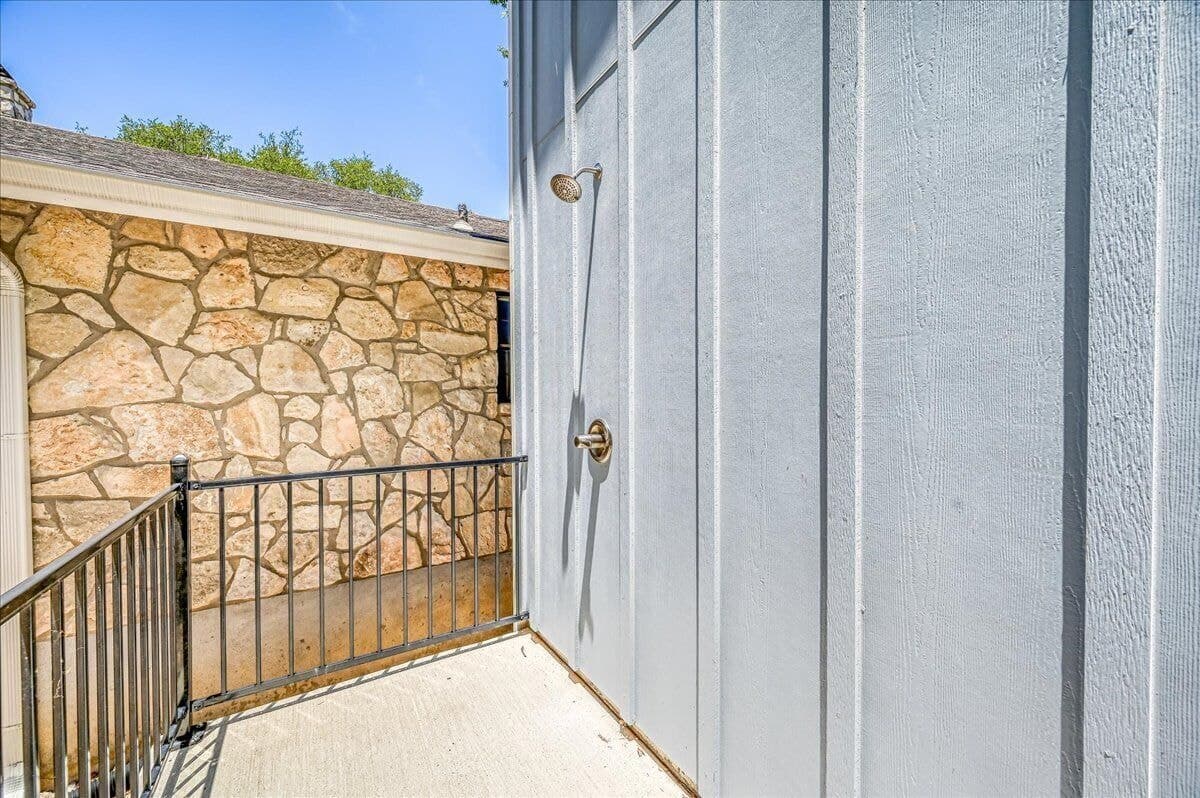Bunkhouse - Outdoor shower and pool 1/2 bath