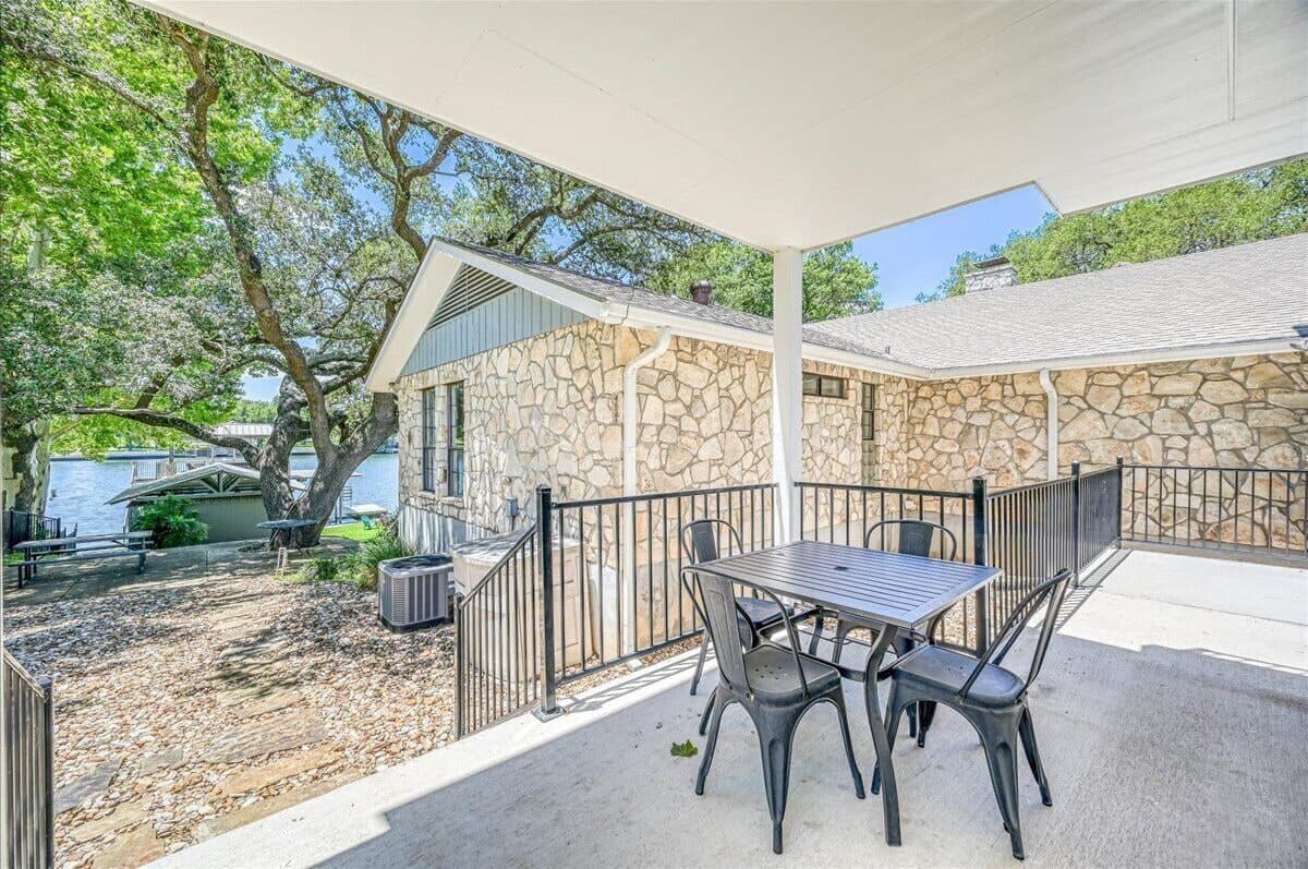 Bunkhouse - Outdoor patio overlooking the lake