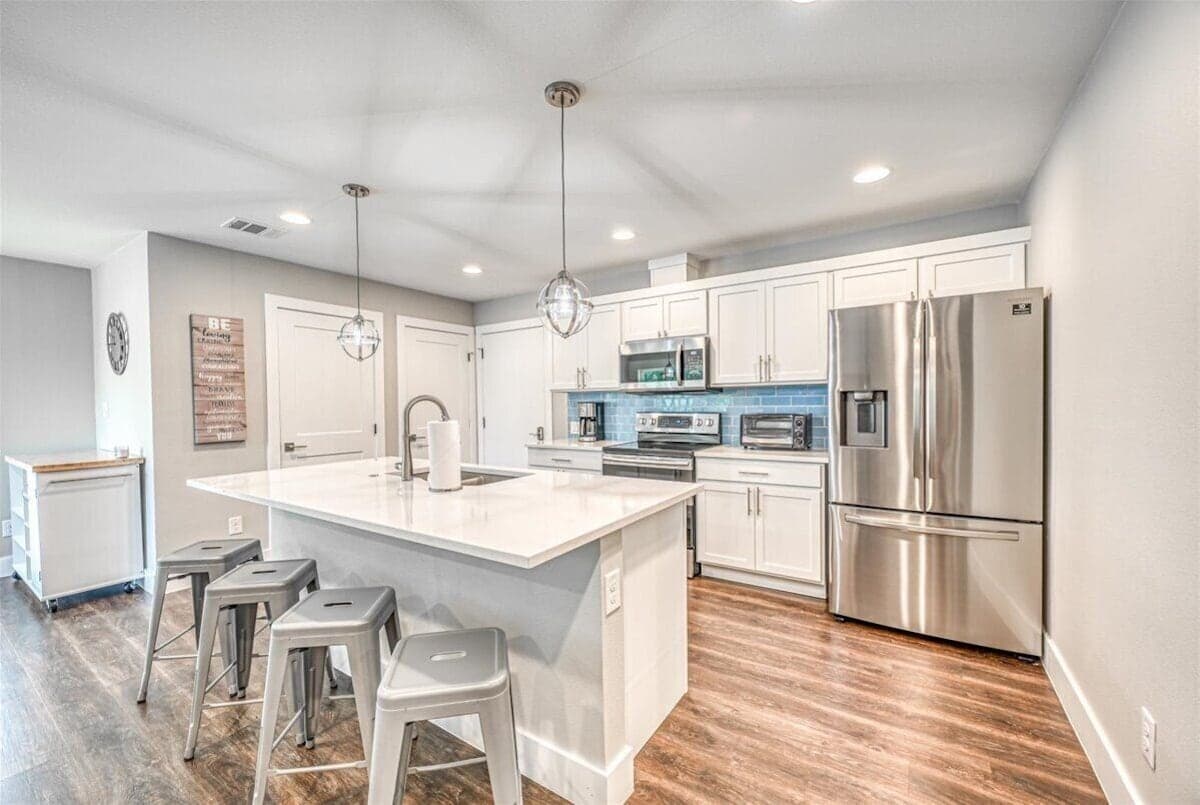 Just Chillin' - full kitchen with breakfast nook and bar seating