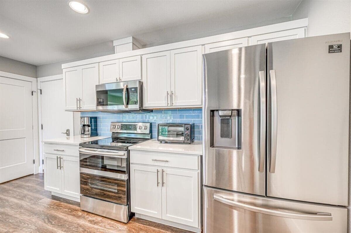 Just Chillin' - full kitchen with breakfast nook and bar seating