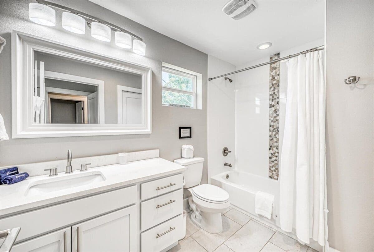 Just Chillin' - Bedroom 1 full ensuite bath
