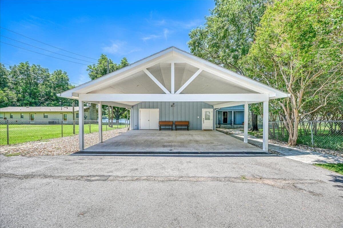4 car carport - parking for 6 additional cars in the driveway