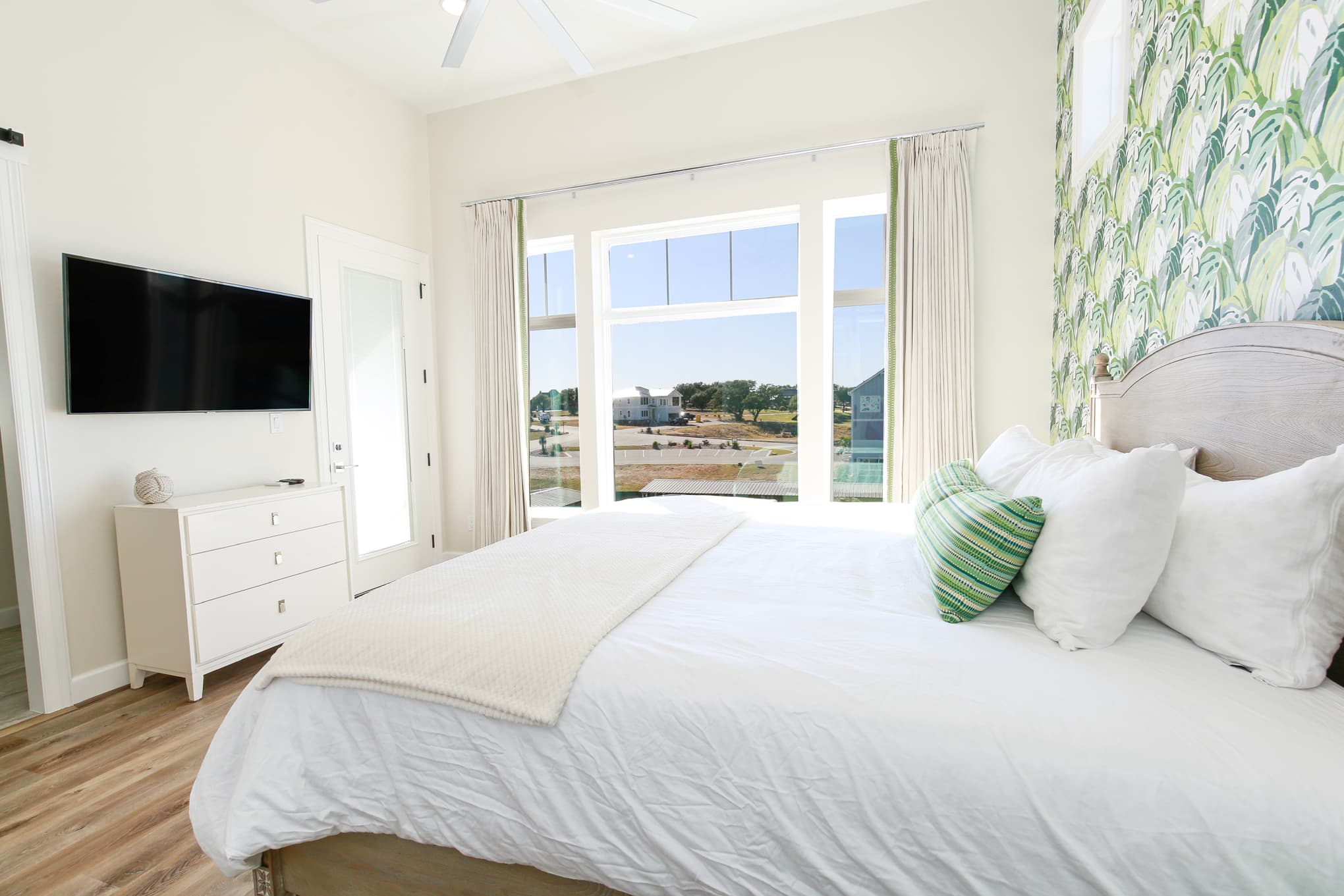 Primary bedroom 1 with Smart TV
