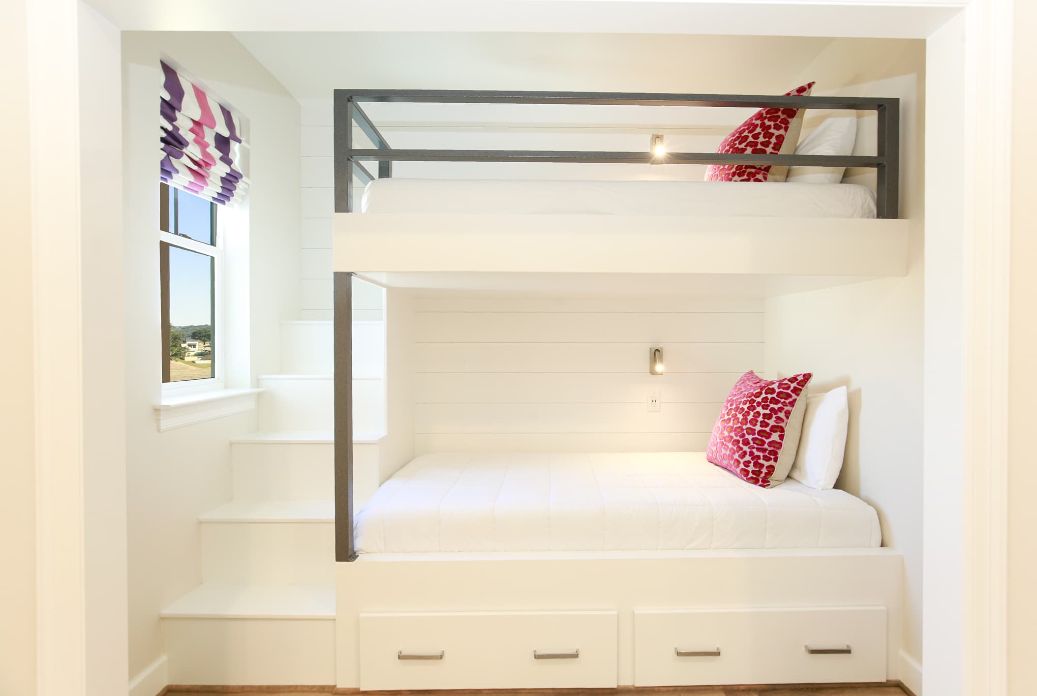 Build in bunkbed nook with privacy curtain