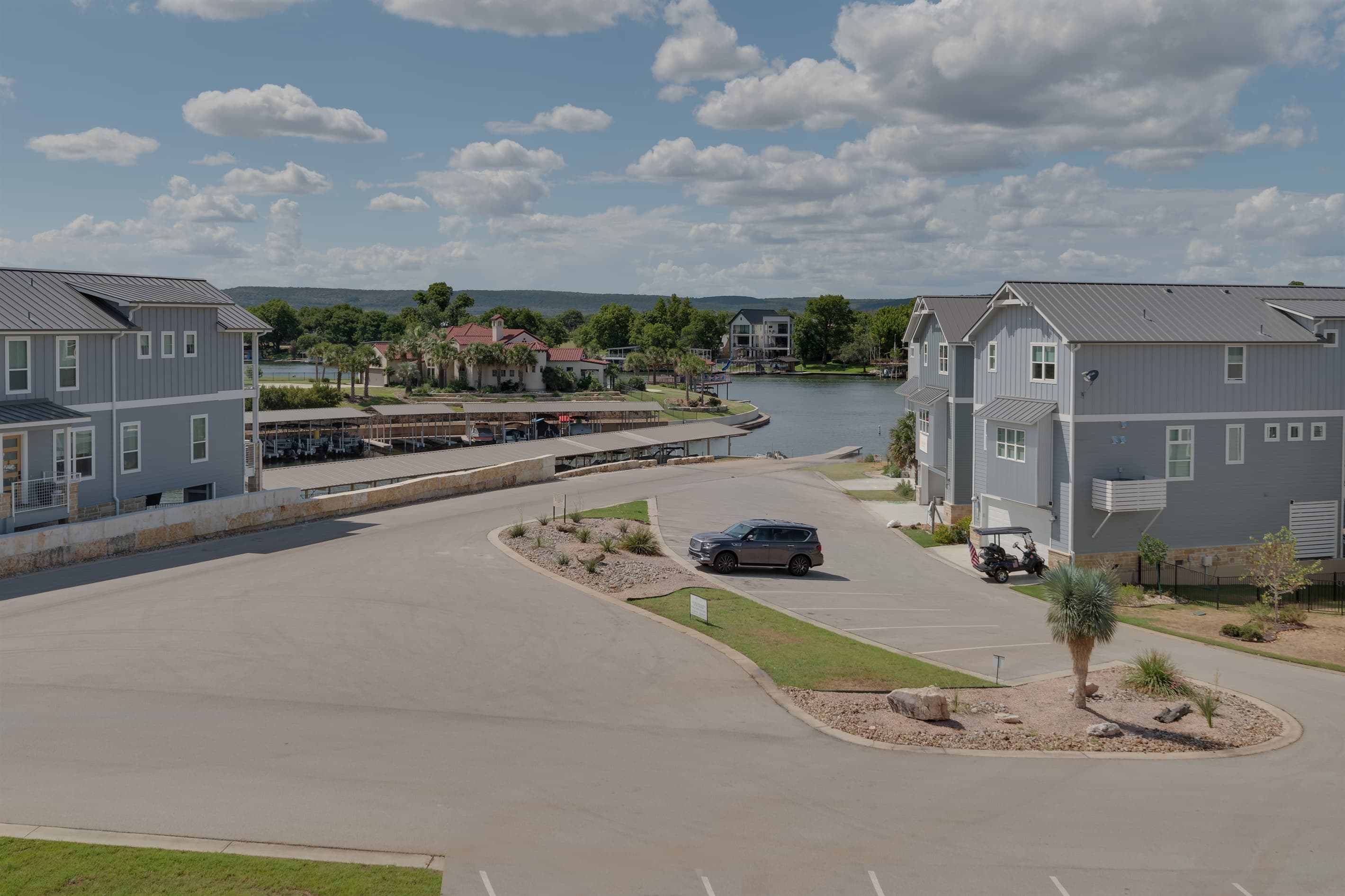 Boat ramp behind home - plenty of parking