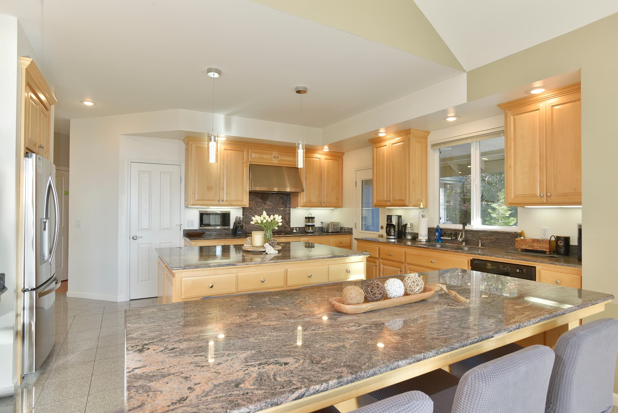 Full kitchen