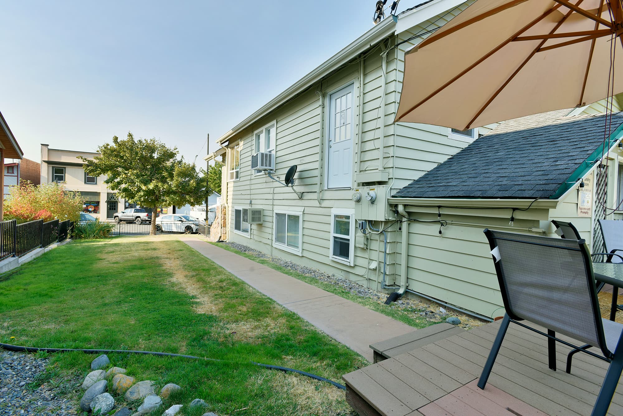 Side yard to the street