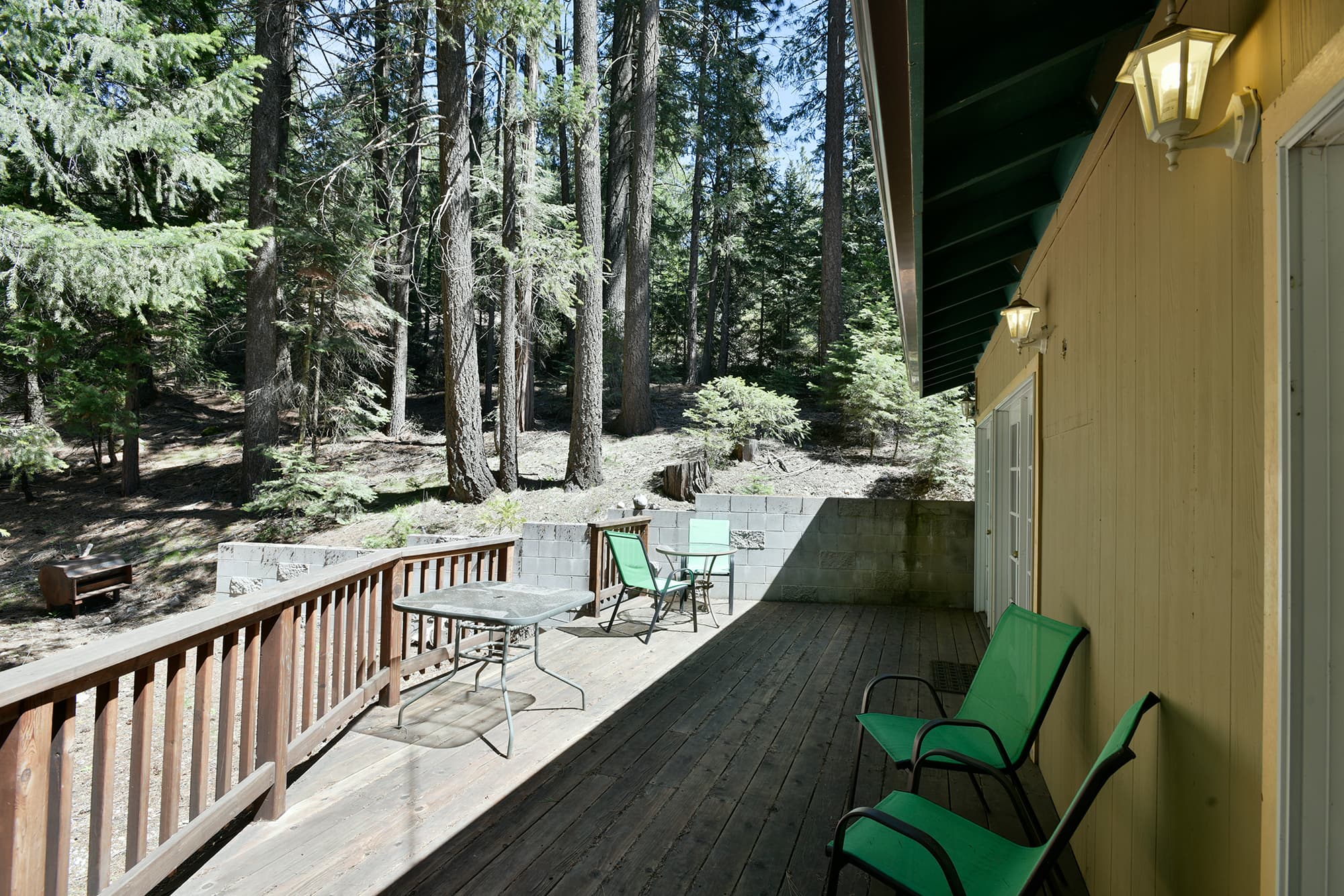 Outdoor dining & BBQ