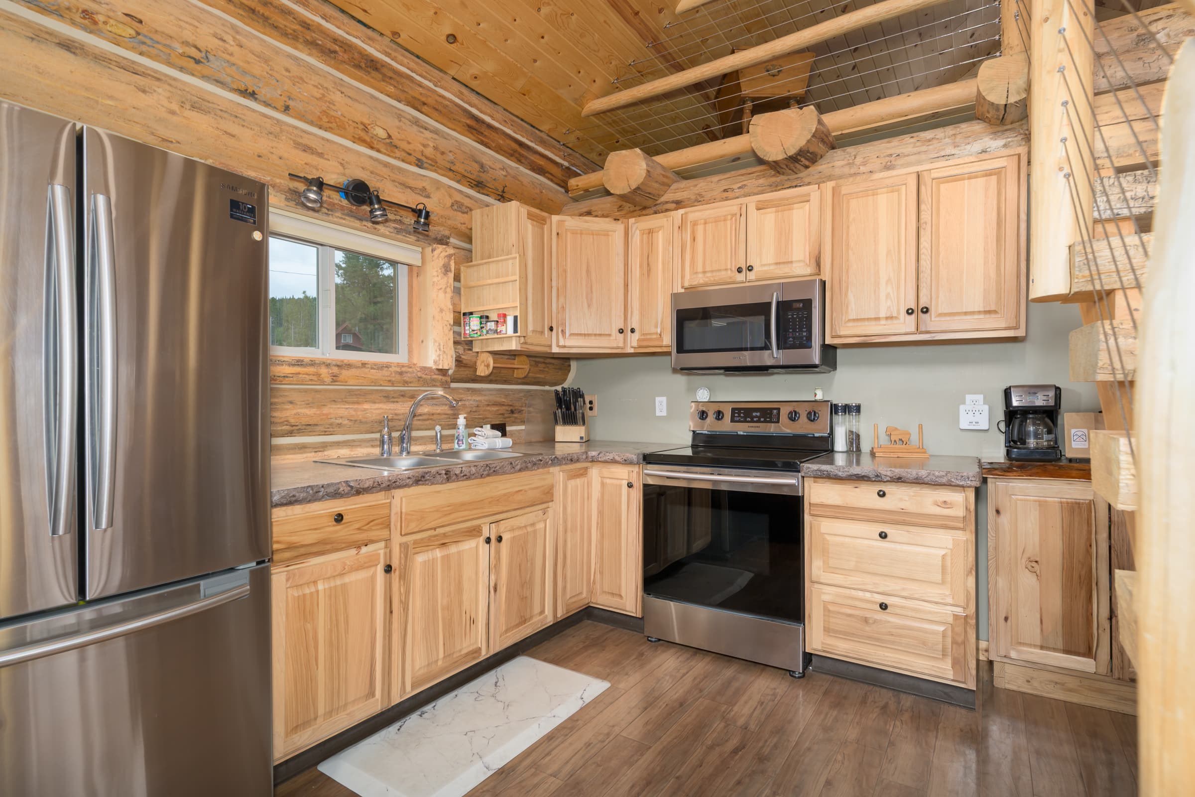 Full kitchen - no dishwasher 