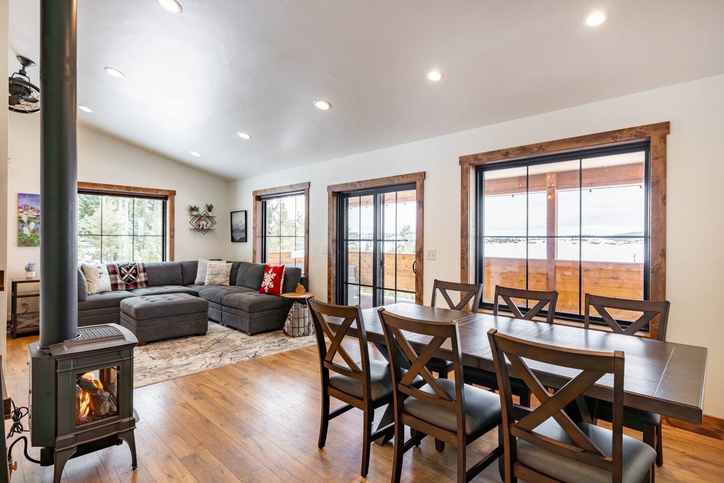 Dining for 6 (plus the kitchen island)