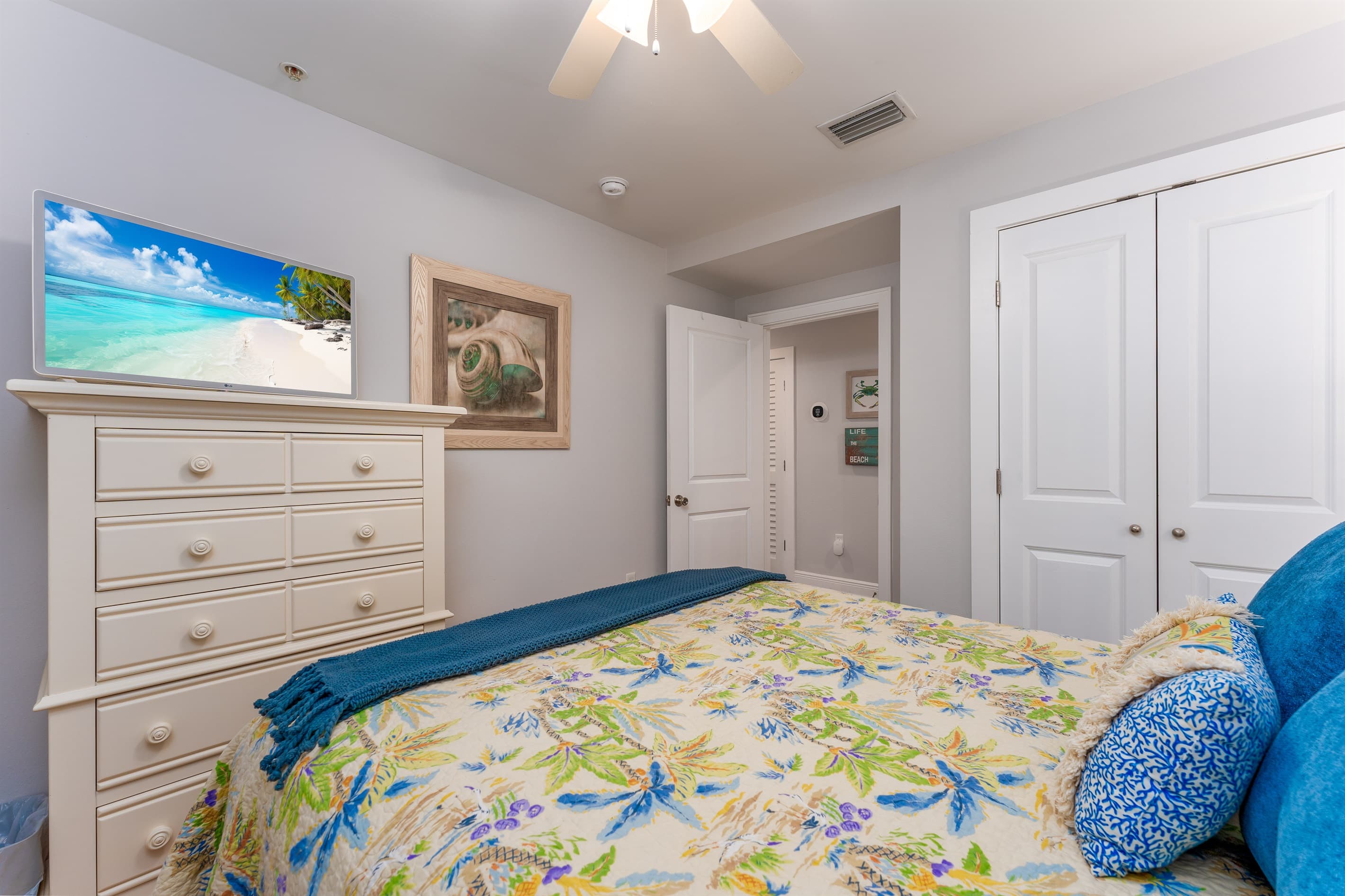 2nd bedroom: comfy queen bed