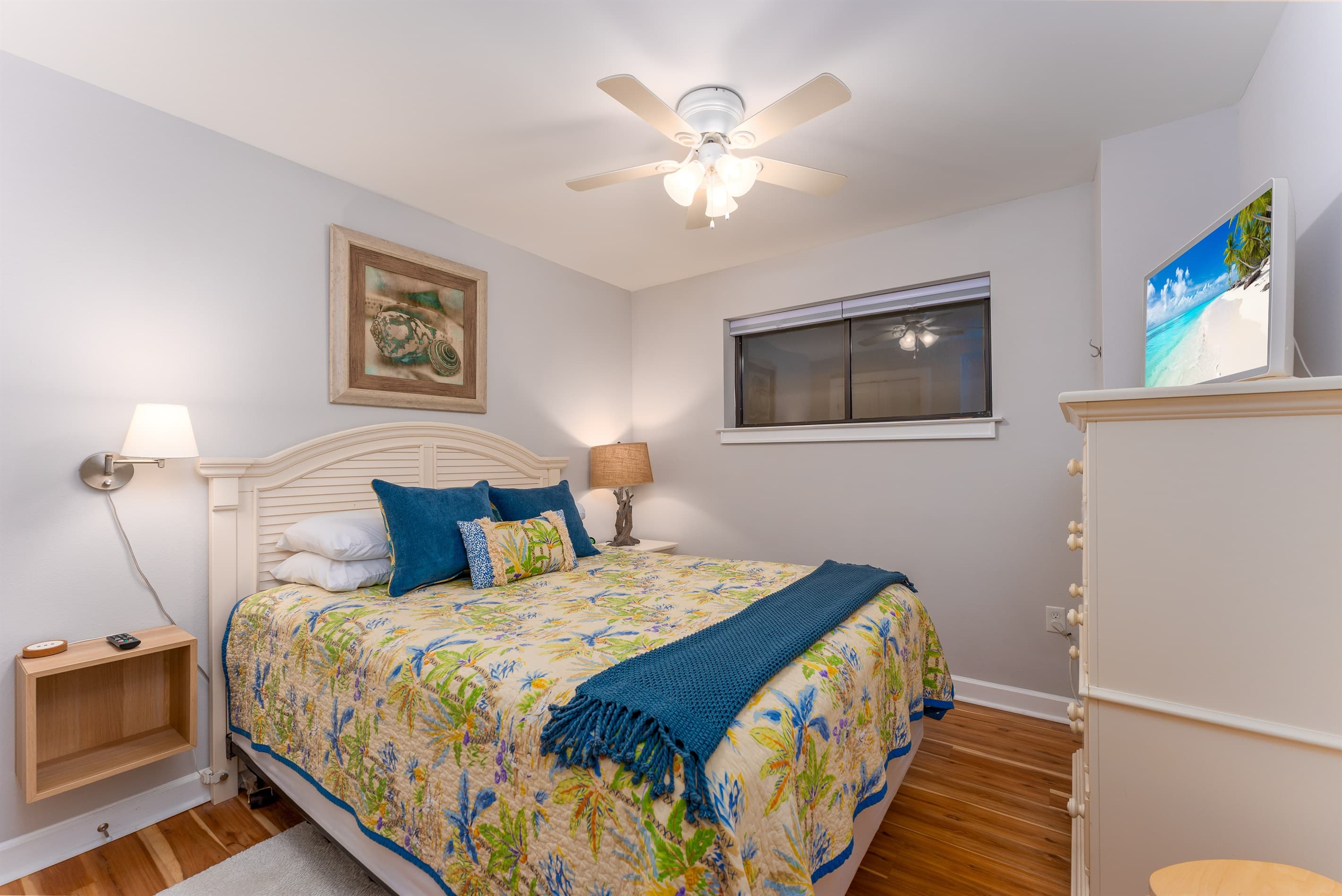 2nd bedroom: ceiling fan, smart TV