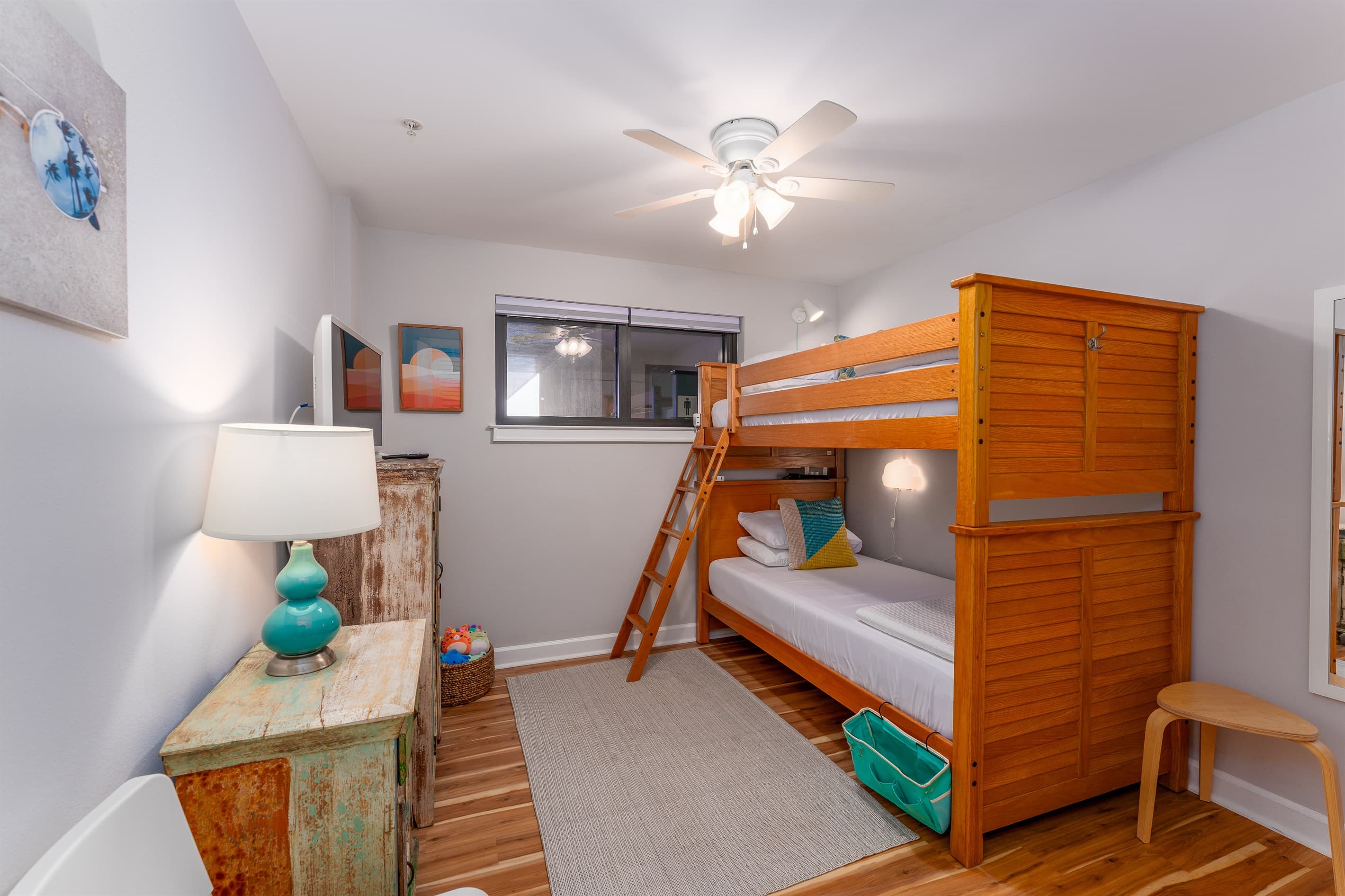 3rd bedroom: includes bedside lighting