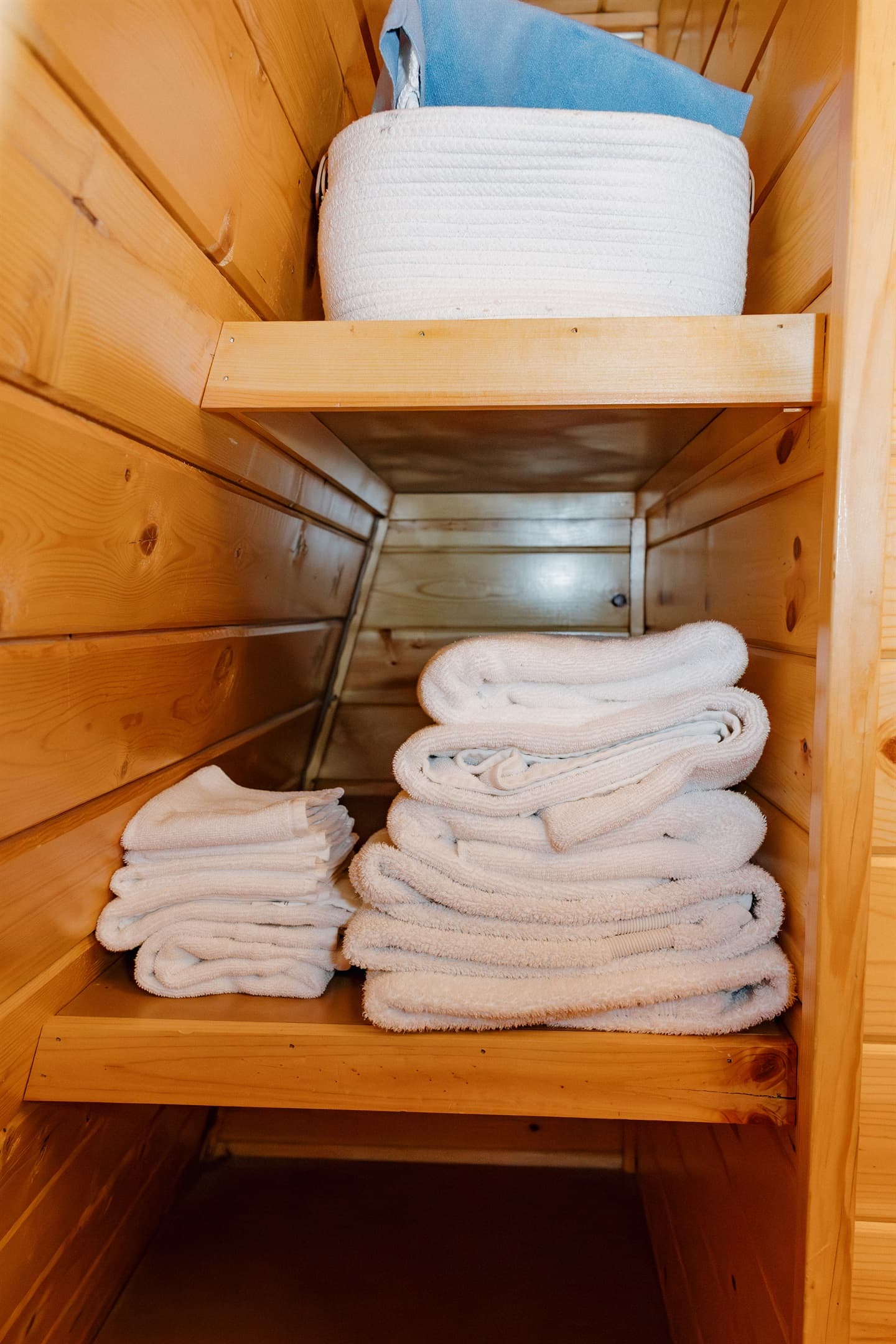 Plush towels and extra linens are stocked in the bathroom at Poppywood Pines for your convenience. This well-appointed Show Low cabin provides all the comforts of home, perfect for relaxing after White Mountains hiking, fishing, and outdoor adventures.