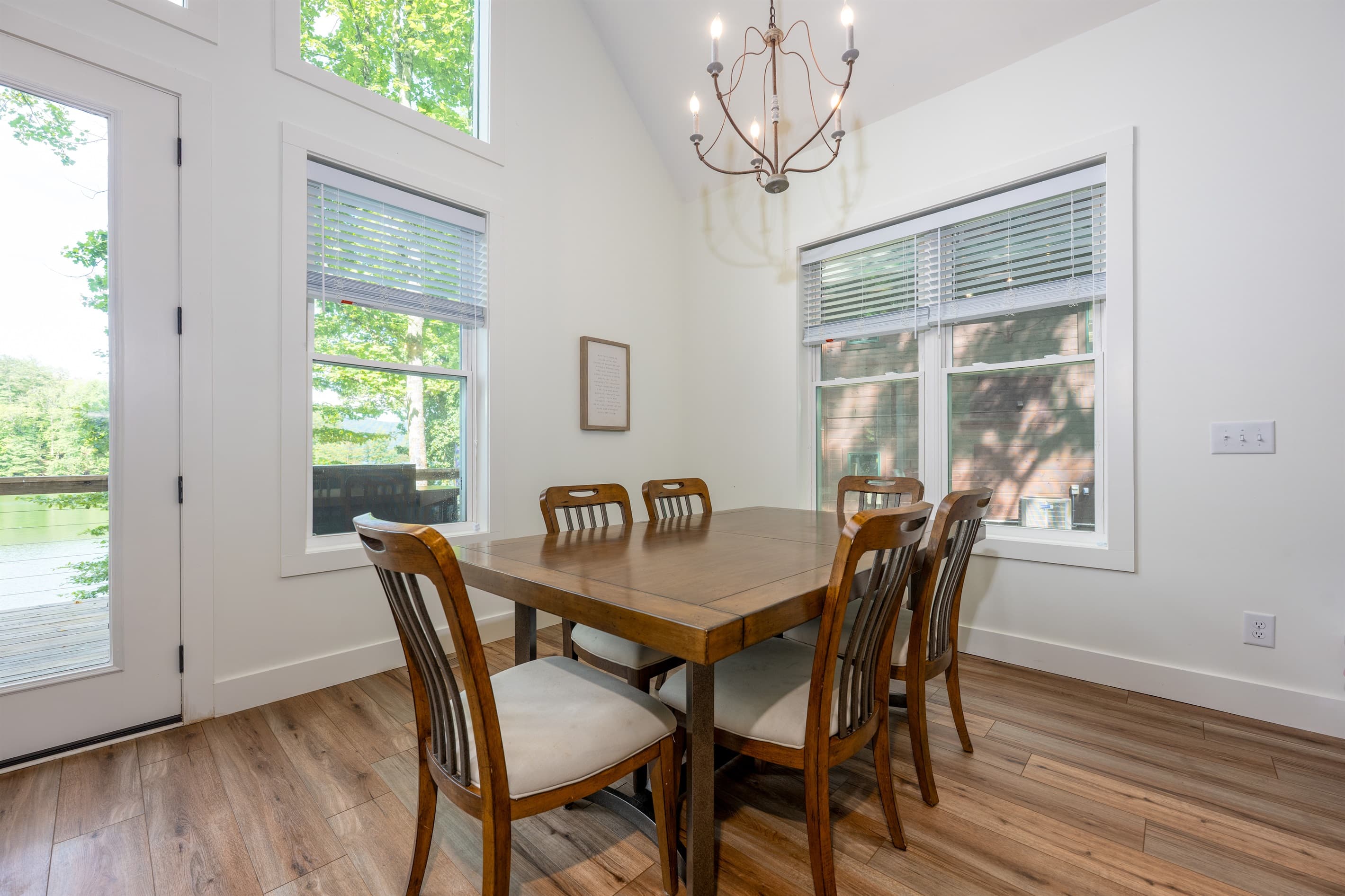 Dining Room- Seating for 6, Lakeview