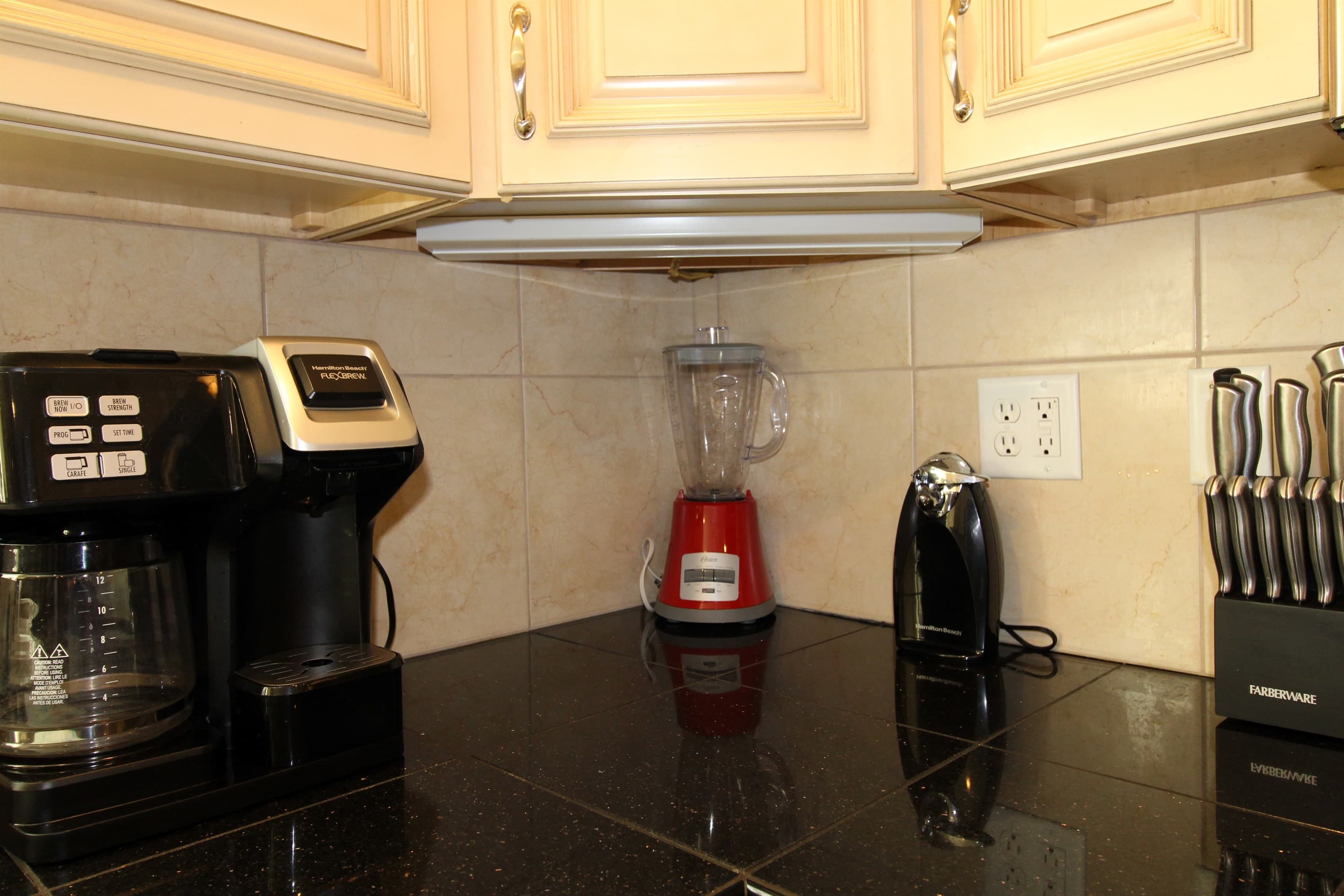 Combo k-cup/carafe coffee brewer, blender, electric can opener and more...