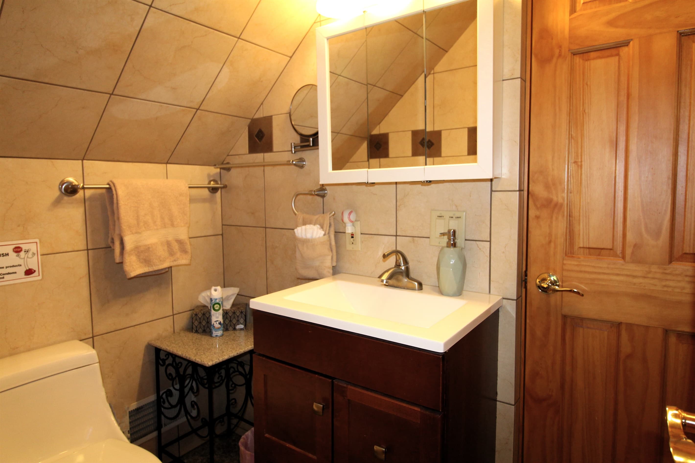 Full bathroom #4, upstairs