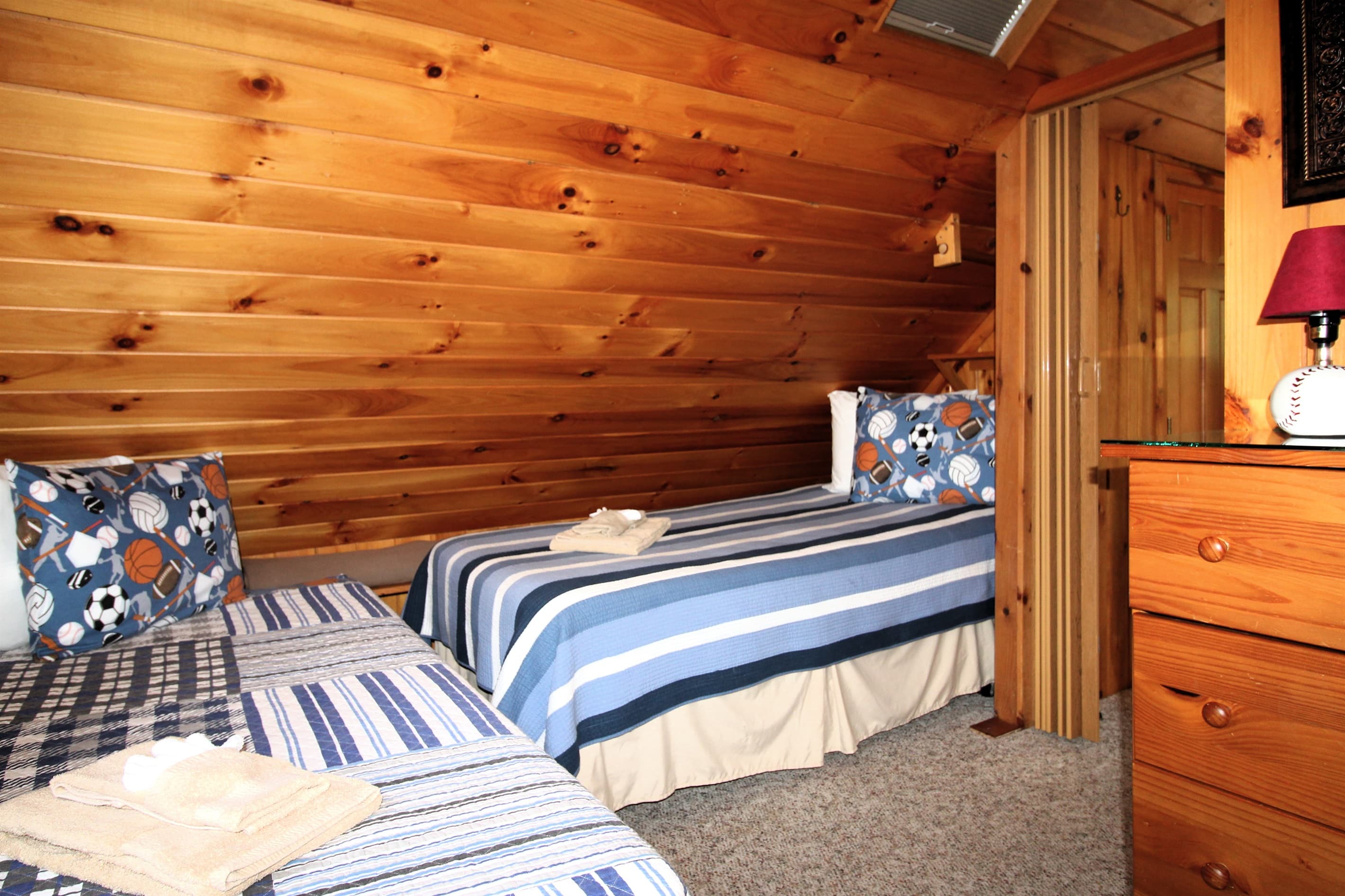 Bedroom #5 with two twin beds