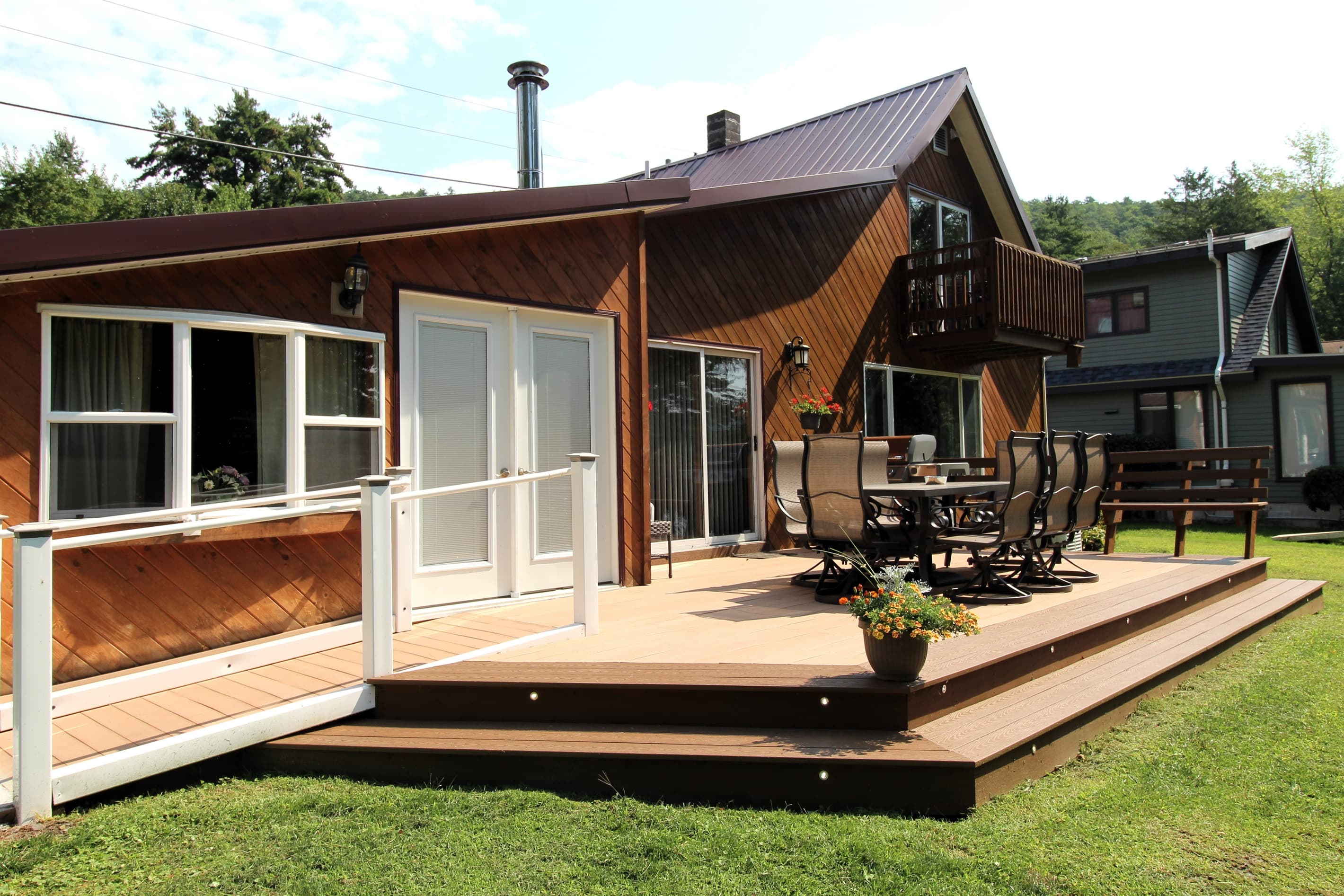 Anglewoods - spacious deck for enjoying the sunsets over the lake!