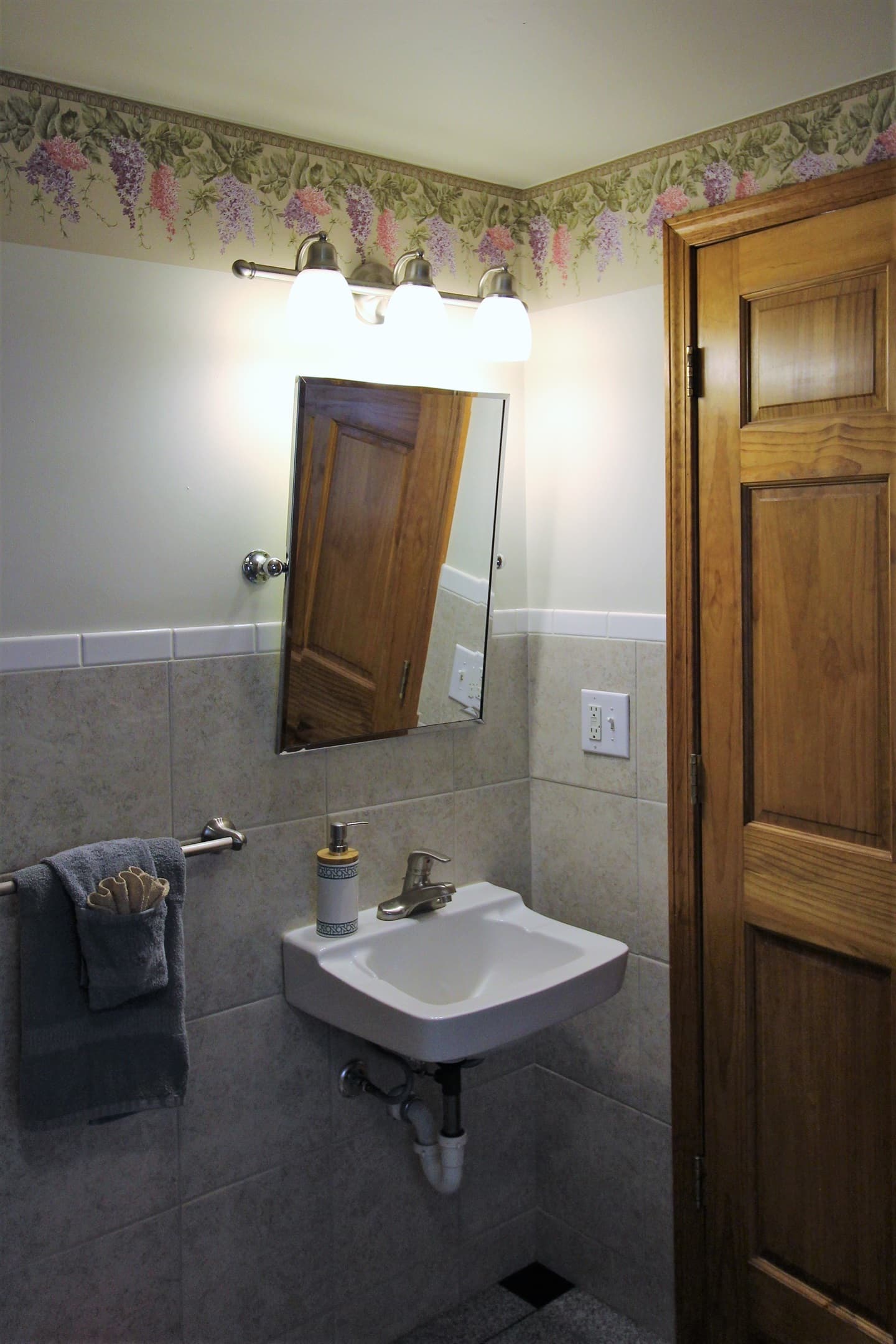 Handicapped accessible bathroom in bedroom #5
