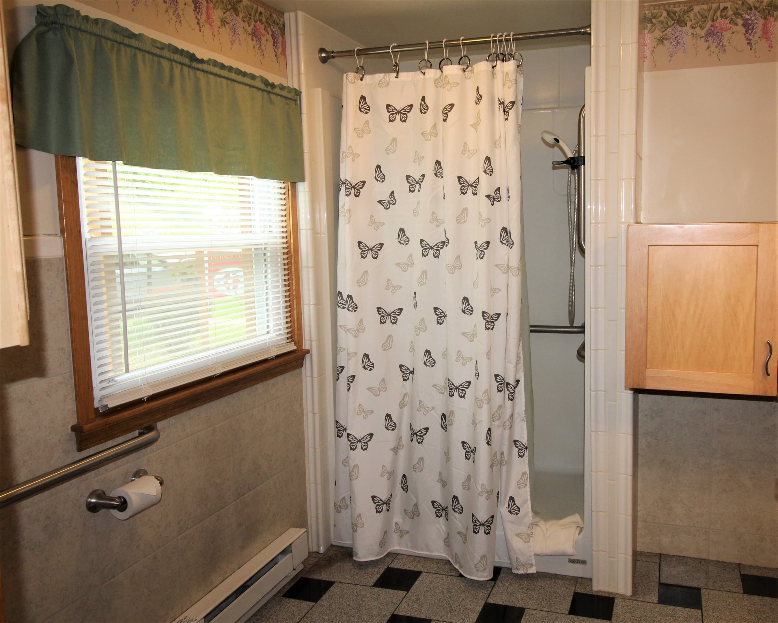 Handicapped accessible bathroom in bedroom #5 - King bedroom