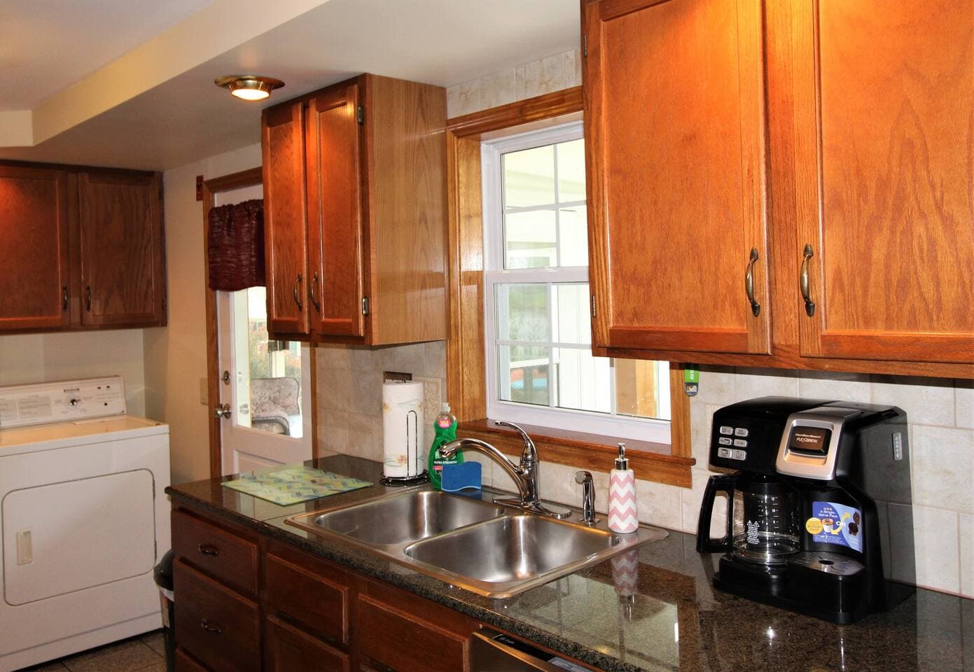 Modern, fully equipped kitchen with a combo coffee pot/K-cup brewer - make a single cup for you or a pot for the whole family.