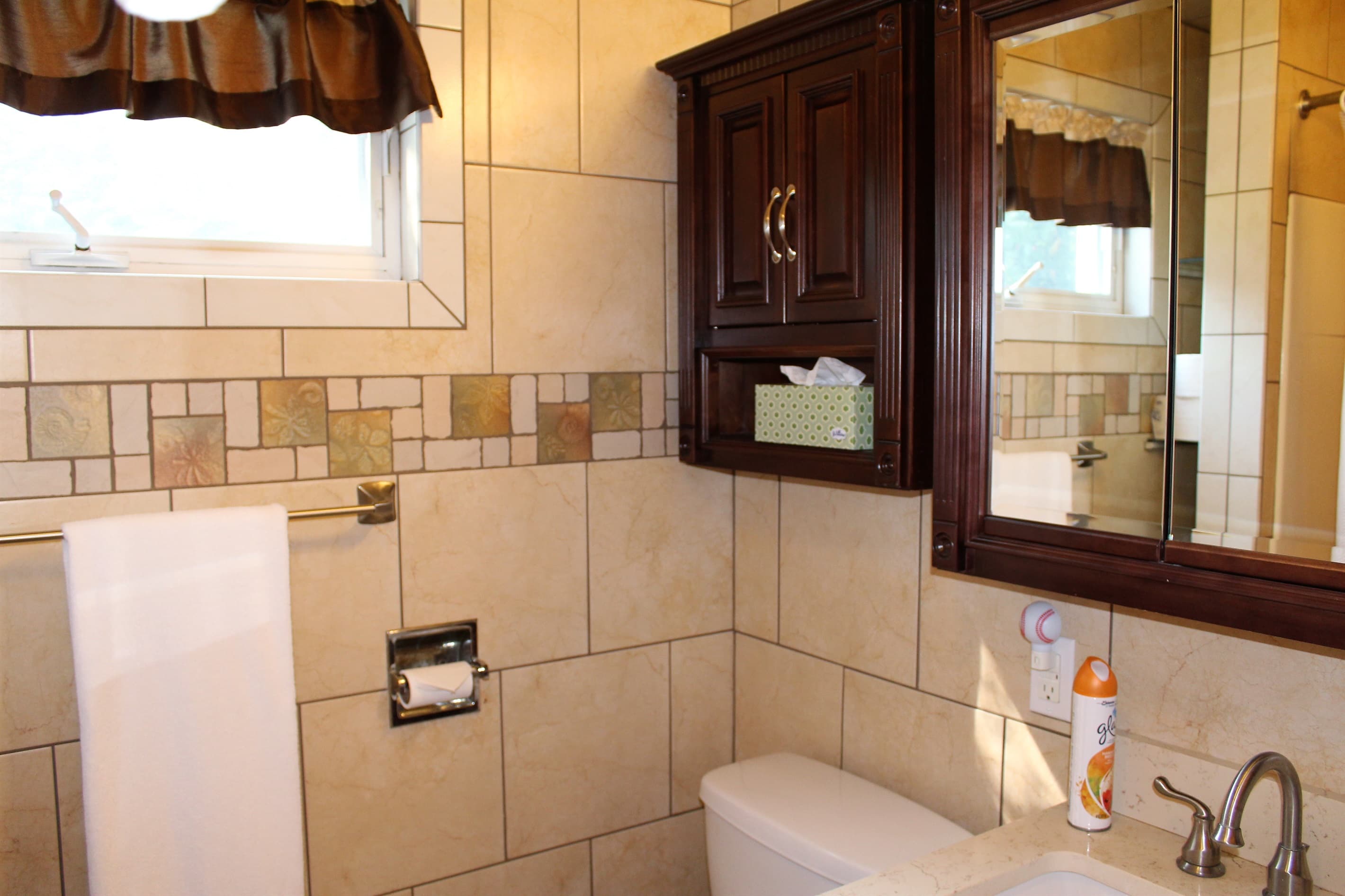 Fully tiled common area bathroom with tub/shower