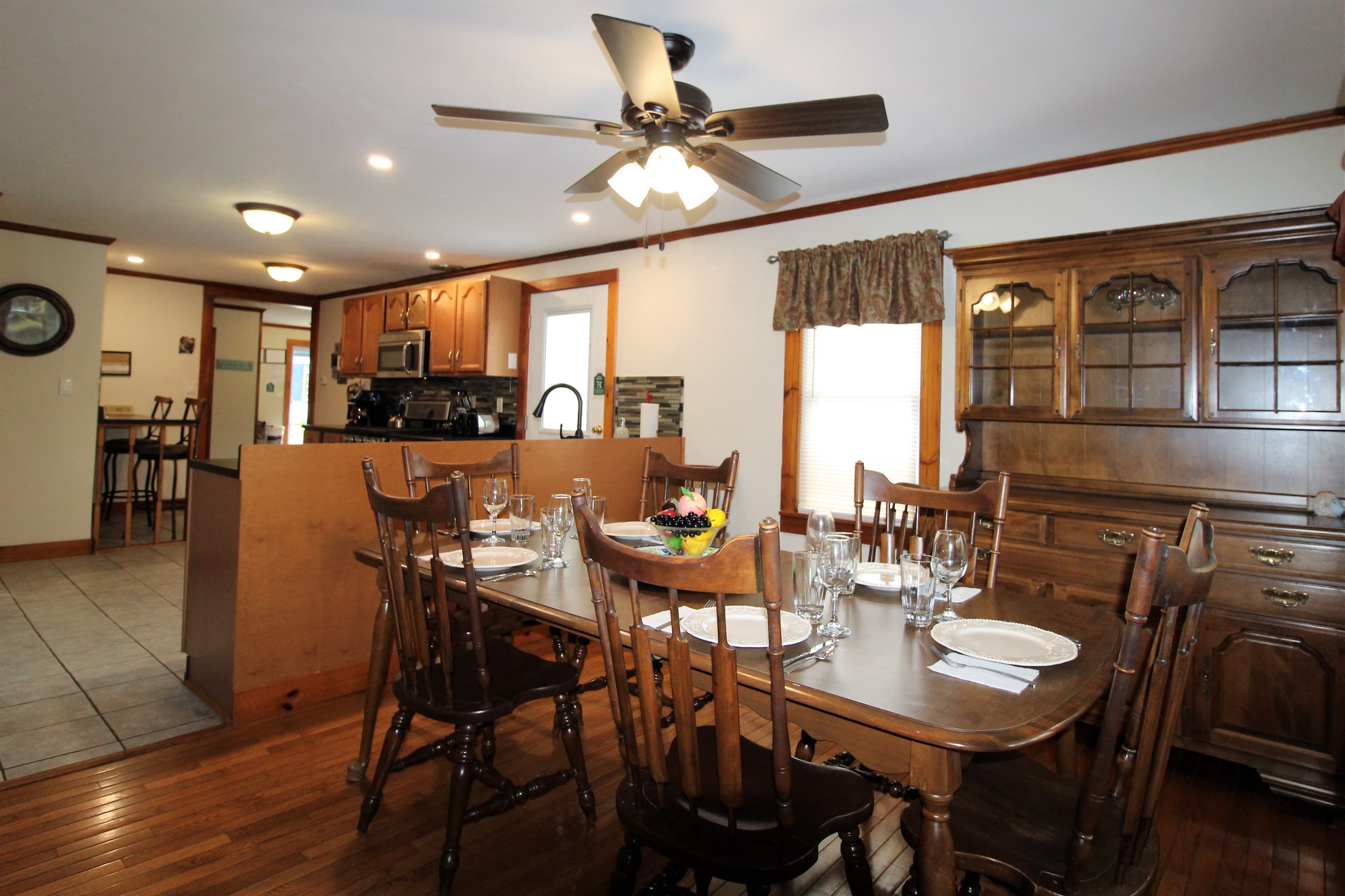 Open floor plan kitchen and dining area